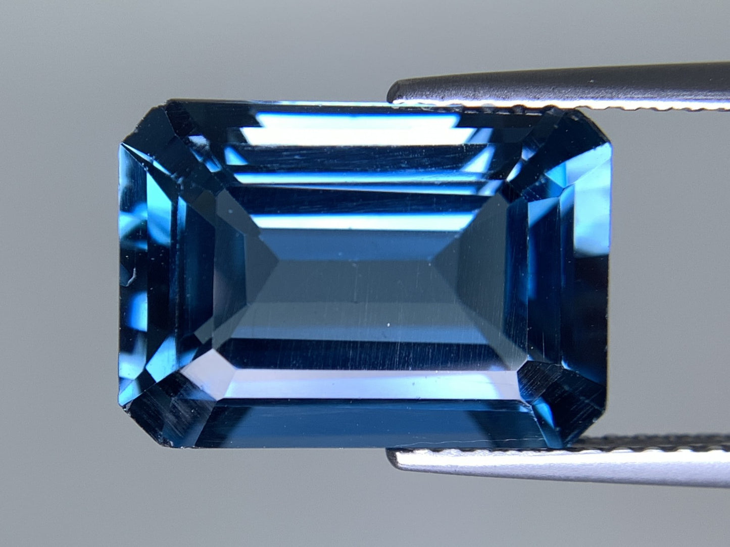 ロンドンブルートパーズ 天然 8.028ct 宝石鑑別書付き 13.73㎜×9.78㎜×6.17㎜ ルース（ 裸石 ） 6679Y