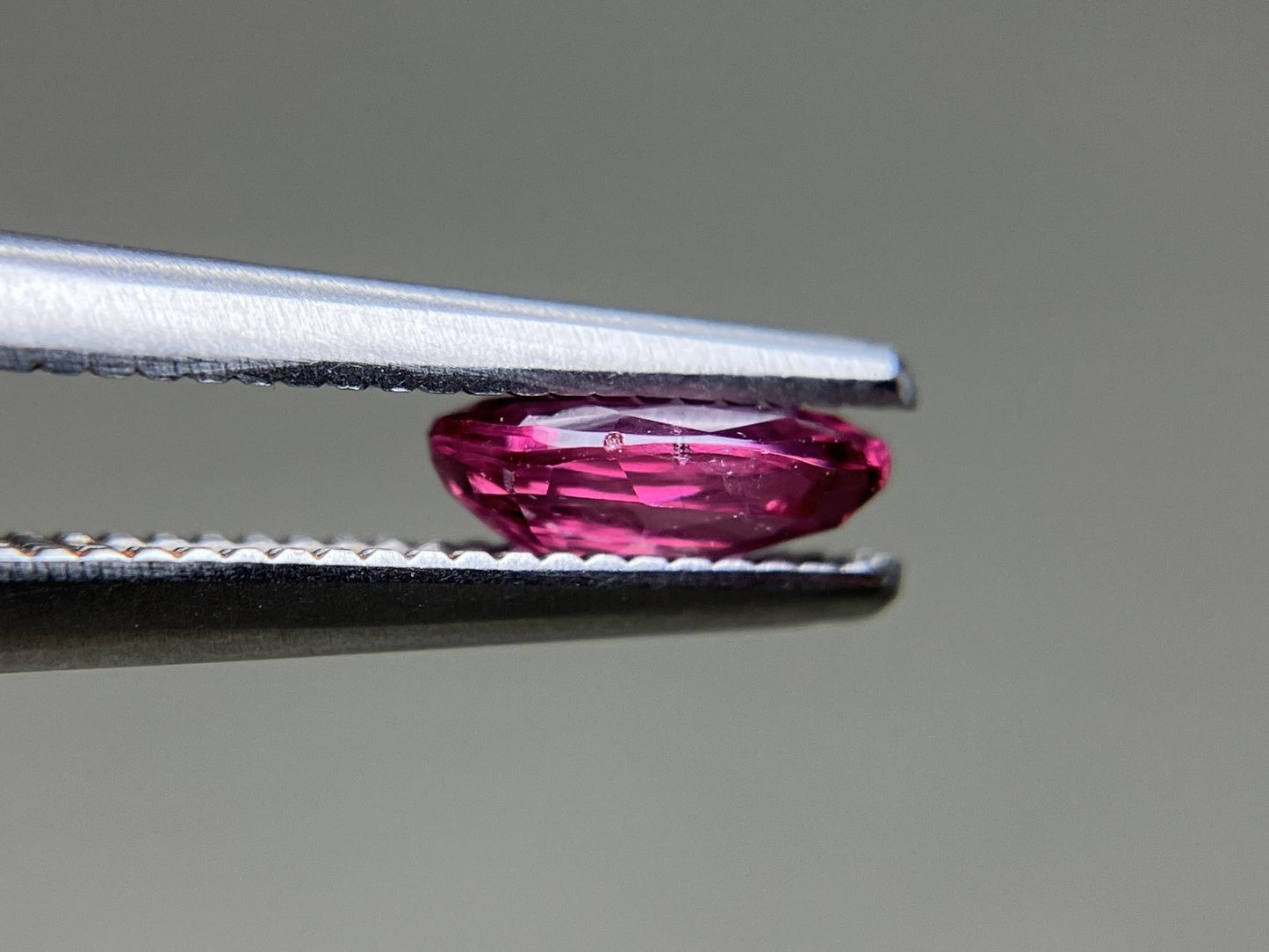 ルビー 天然 0.638ct 宝石ソーティング付き 6.2㎜×4.4㎜×2.1㎜ ルース（ 裸石 ） 7603YY