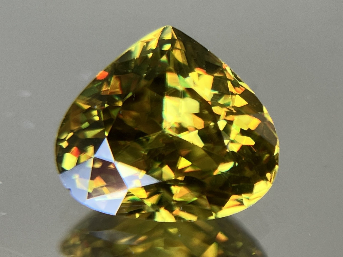 スフェーン 1.905ct 中央宝石ソーティング付き  7.46㎜×8.50㎜×4.67㎜  ルース（ 裸石 ） 4257YY