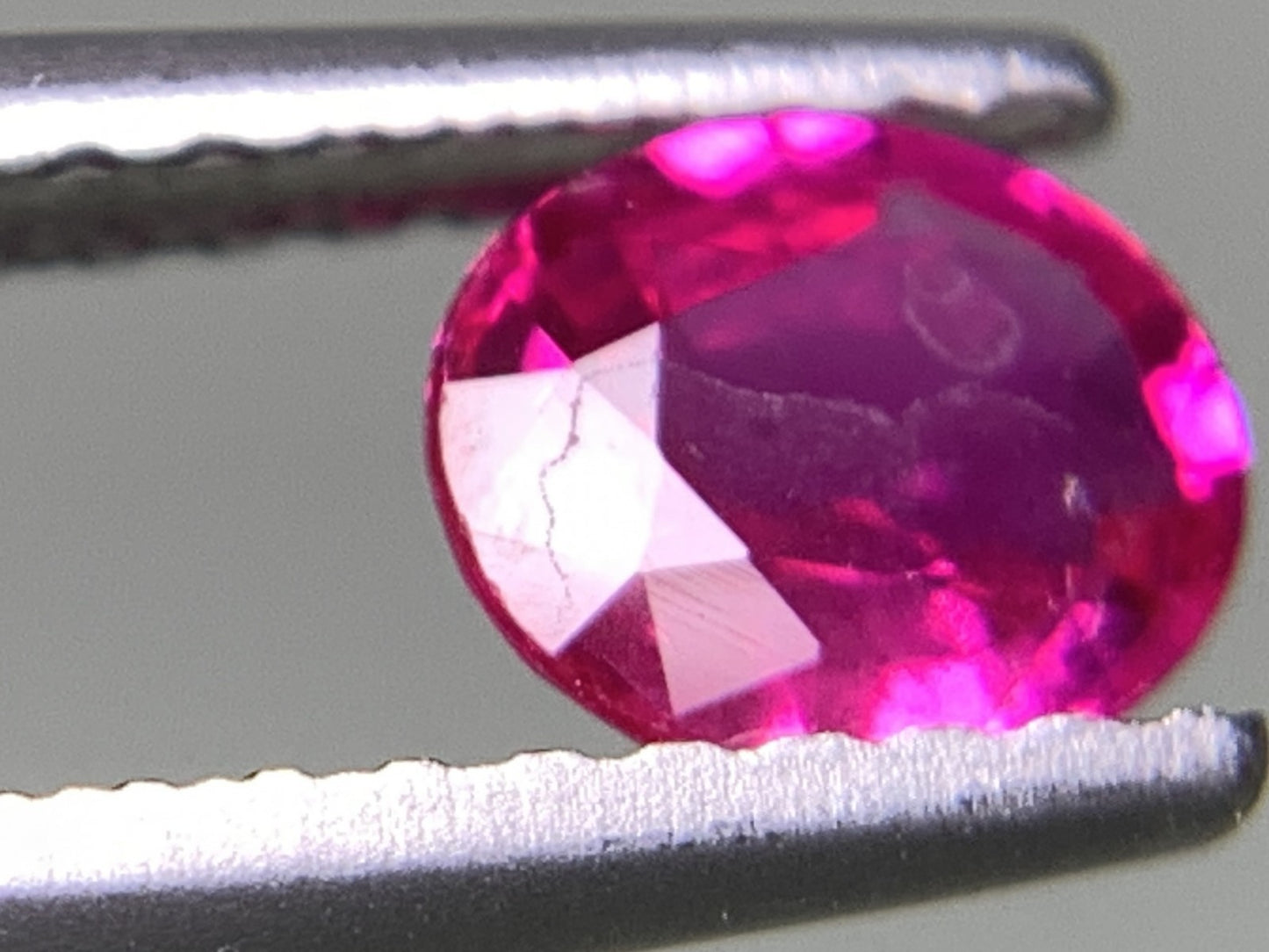 ルビー 天然 0.562ct 宝石ソーティング付き 5.5㎜×4.6㎜×2.2㎜ ルース（ 裸石 ） 8011Y
