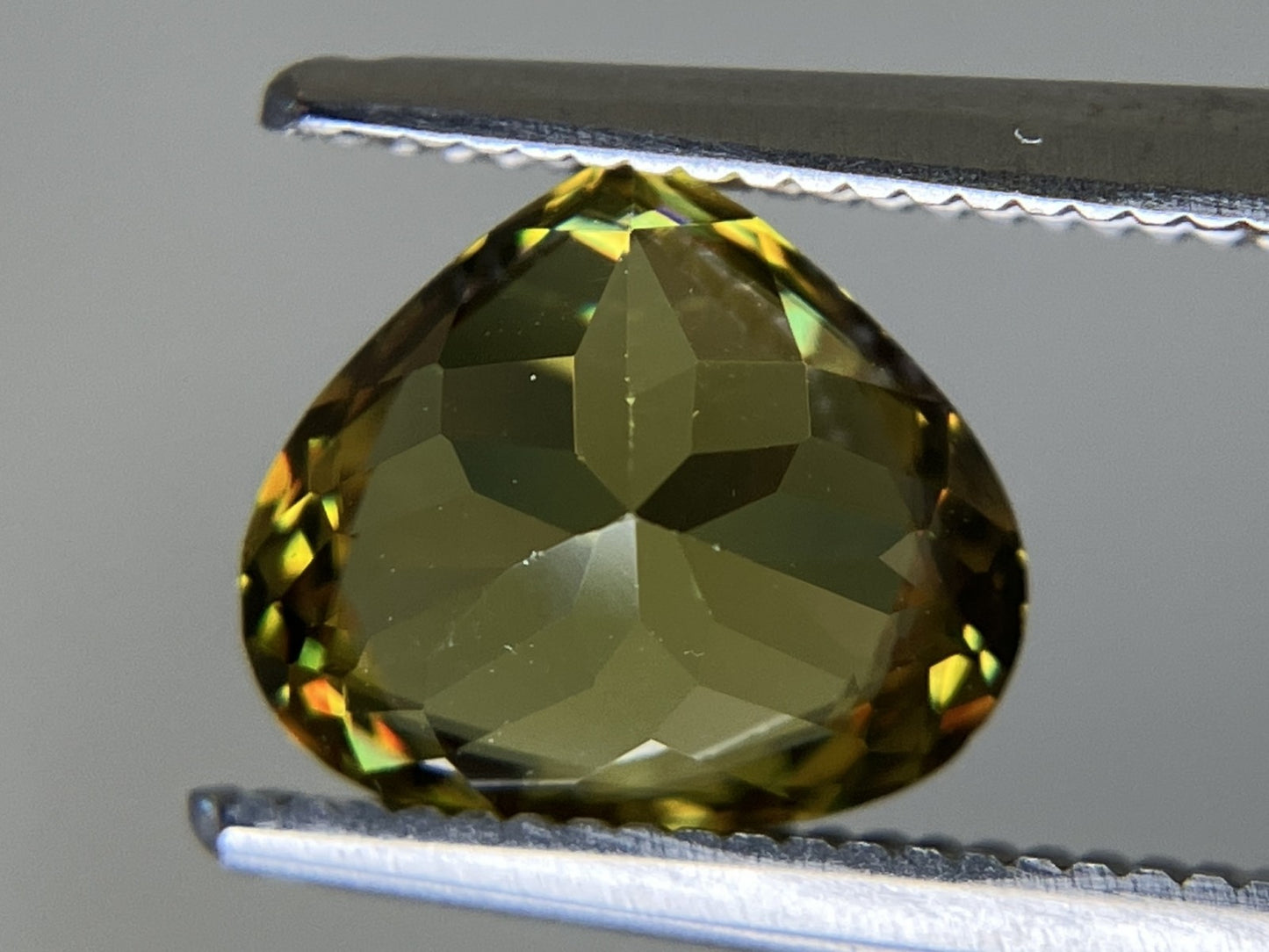 スフェーン 1.905ct 中央宝石ソーティング付き  7.46㎜×8.50㎜×4.67㎜  ルース（ 裸石 ） 4257YY