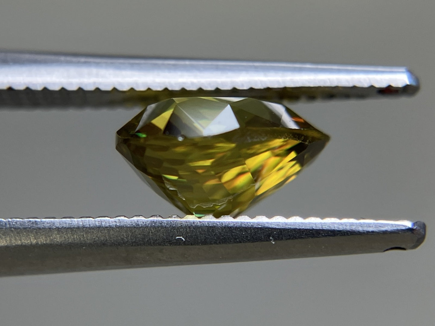 スフェーン 1.905ct 中央宝石ソーティング付き  7.46㎜×8.50㎜×4.67㎜  ルース（ 裸石 ） 4257YY
