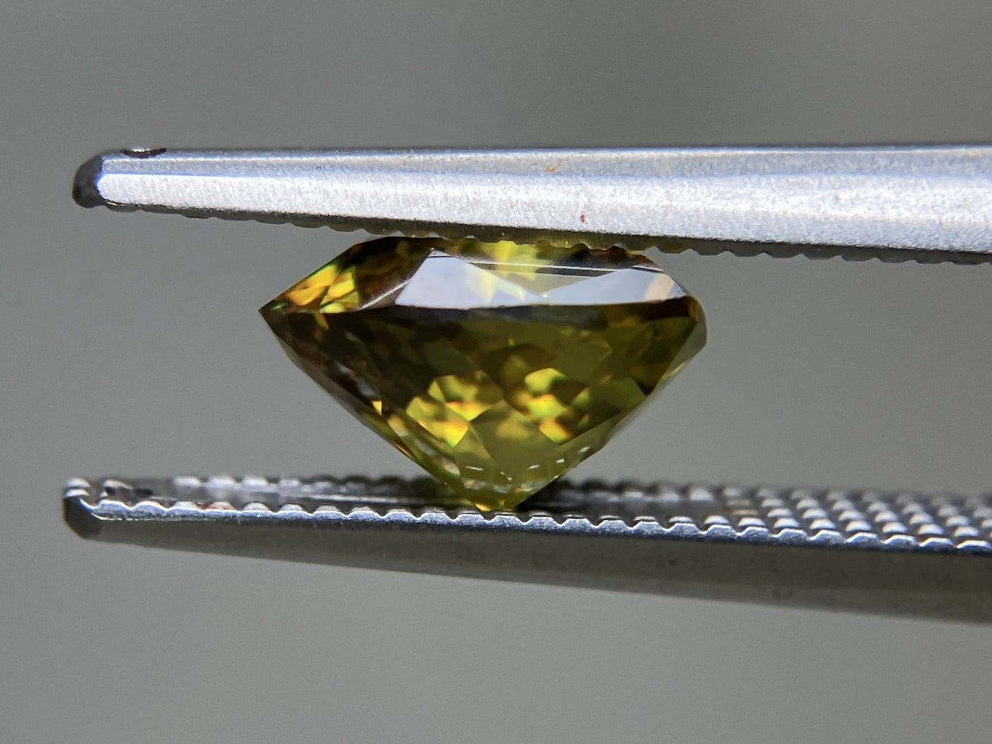 スフェーン 1.905ct 中央宝石ソーティング付き  7.46㎜×8.50㎜×4.67㎜  ルース（ 裸石 ） 4257YY