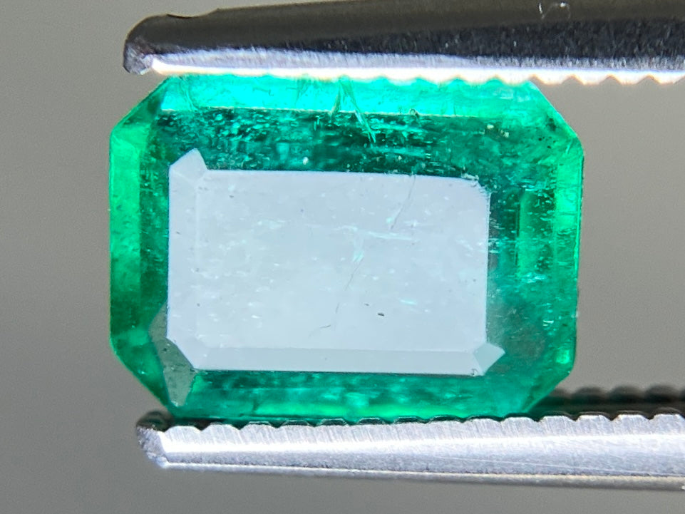 エメラルド 天然 1.131ct 中央宝石ソーティング付き 7.64㎜×5.76㎜×3.04㎜ ルース（ 裸石 ） 7591YY