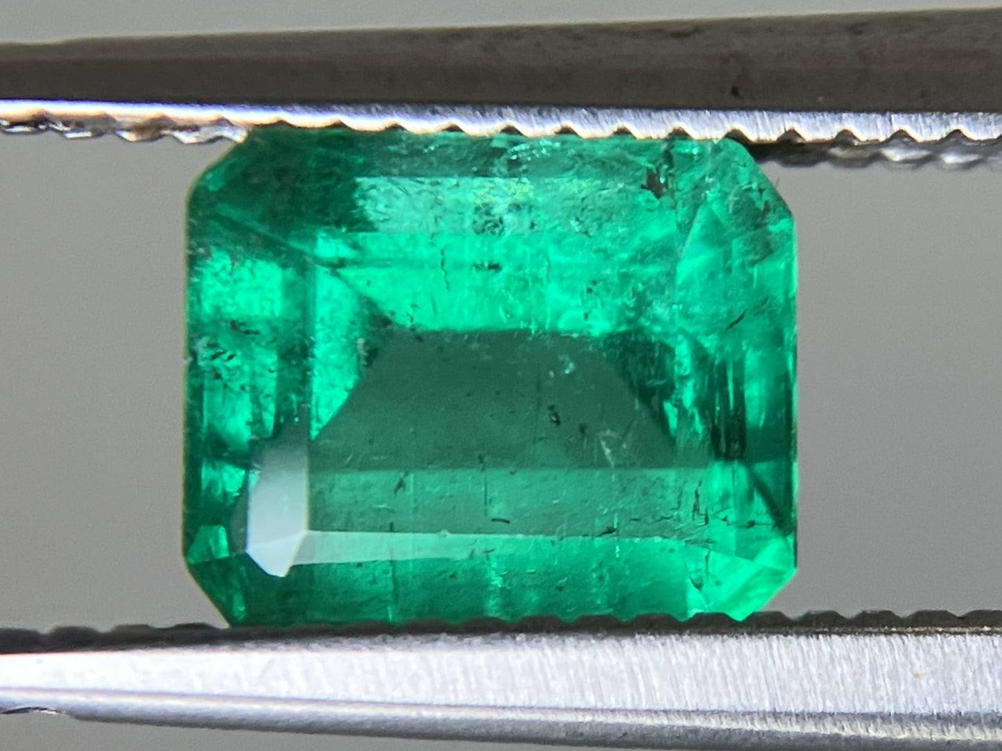 エメラルド 1.085ct 中央宝石ソーティング付き  6.59㎜×5.67㎜×4.05㎜  ルース（ 裸石 ） 4553YY
