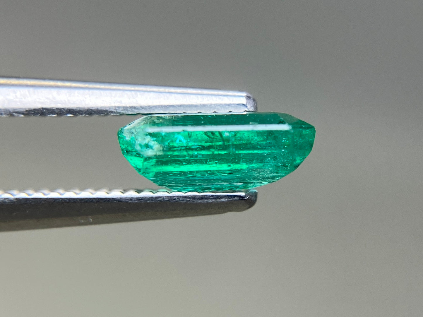 エメラルド 天然 1.131ct 中央宝石ソーティング付き 7.64㎜×5.76㎜×3.04㎜ ルース（ 裸石 ） 7591YY