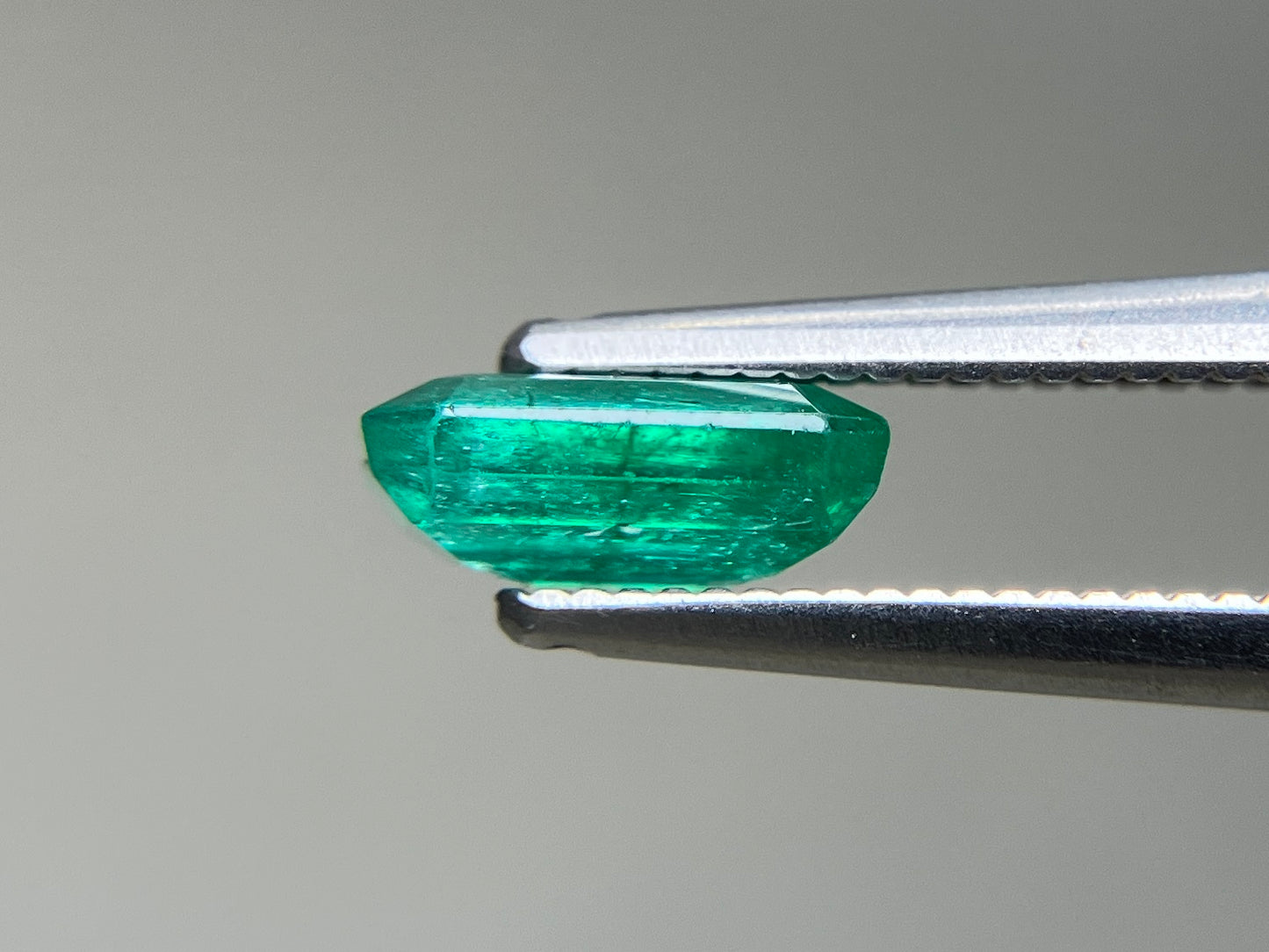 エメラルド 天然 1.131ct 中央宝石ソーティング付き 7.64㎜×5.76㎜×3.04㎜ ルース（ 裸石 ） 7591YY