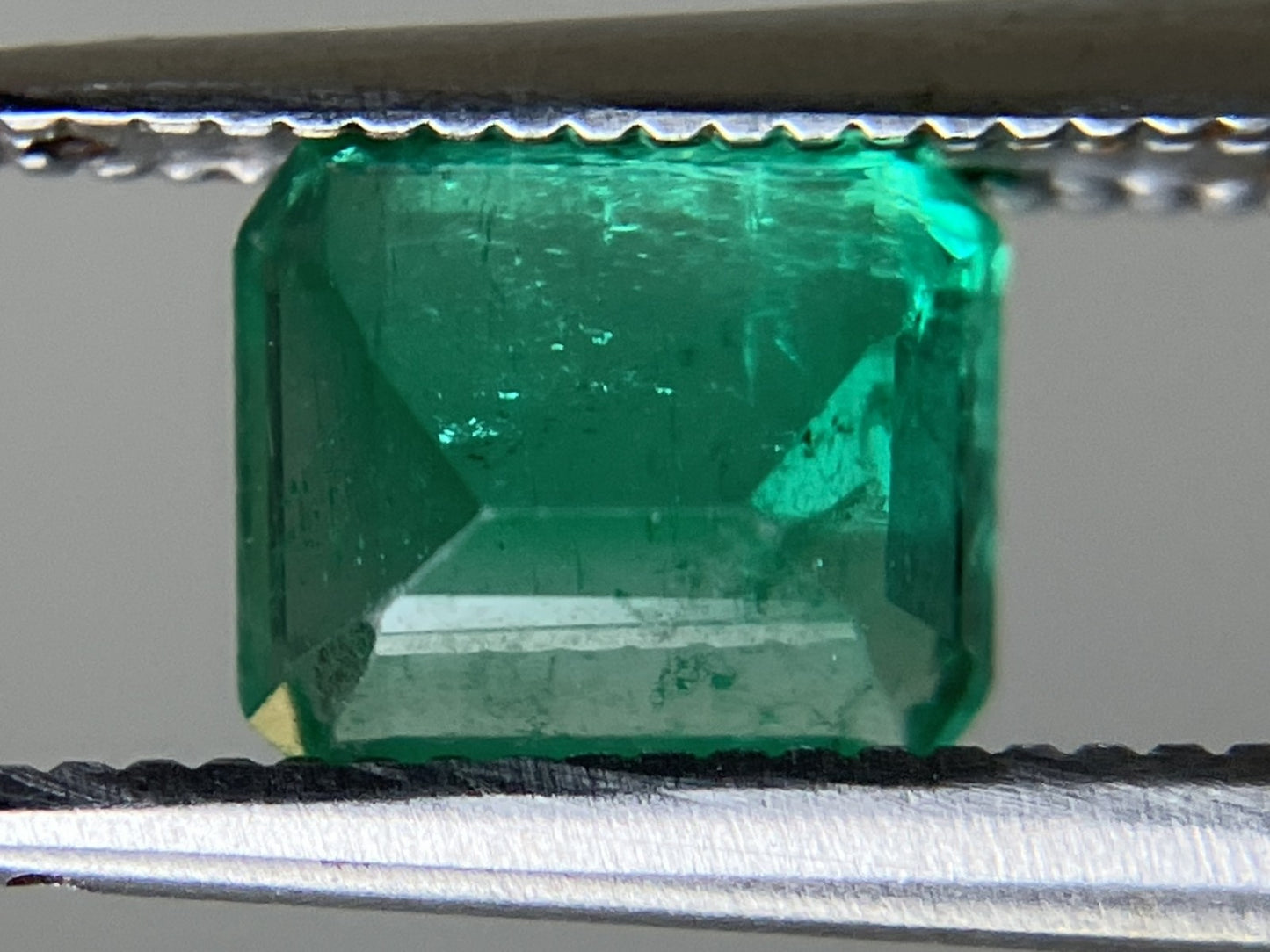 エメラルド 1.085ct 中央宝石ソーティング付き  6.59㎜×5.67㎜×4.05㎜  ルース（ 裸石 ） 4553YY