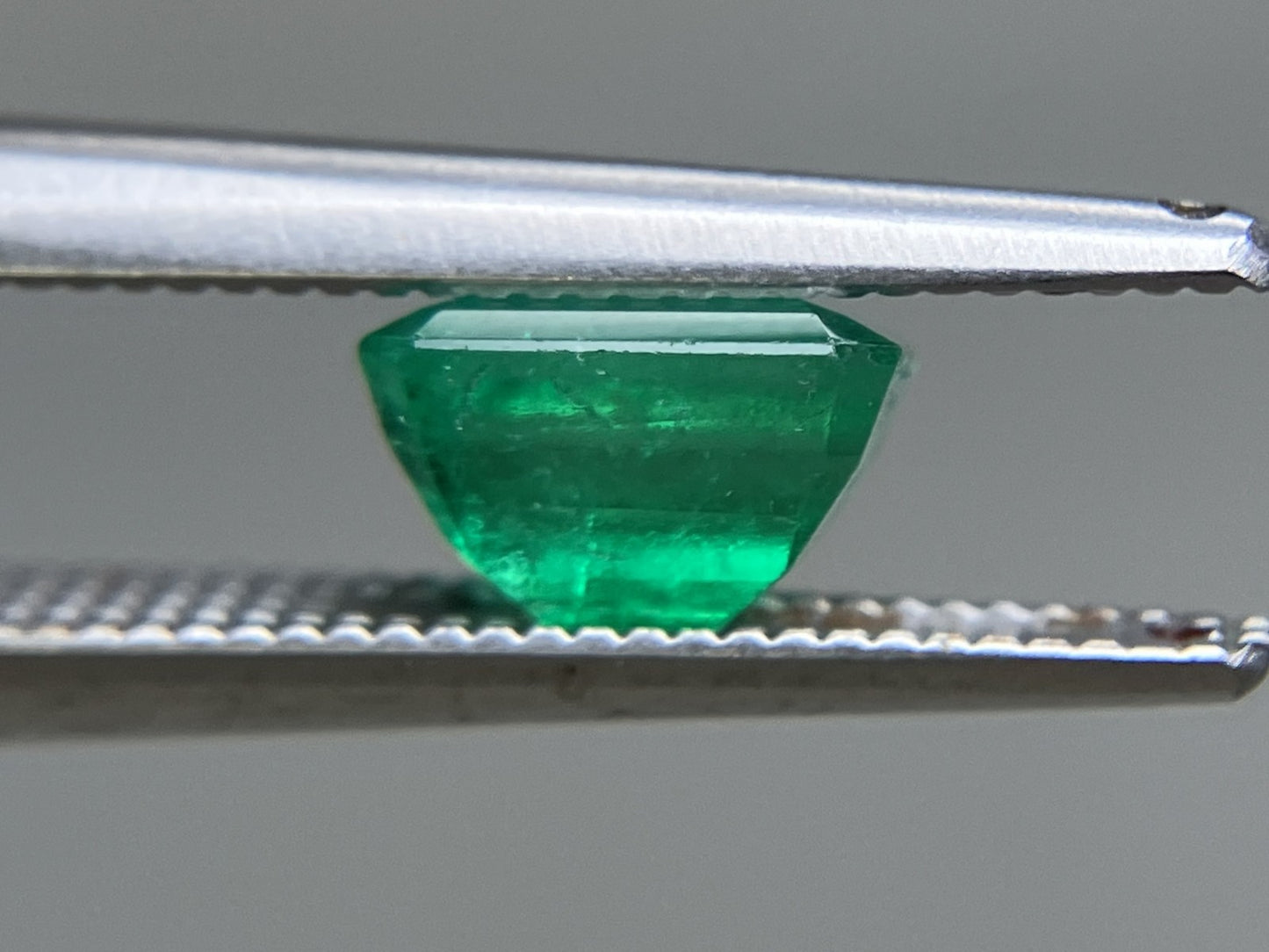エメラルド 1.085ct 中央宝石ソーティング付き  6.59㎜×5.67㎜×4.05㎜  ルース（ 裸石 ） 4553YY
