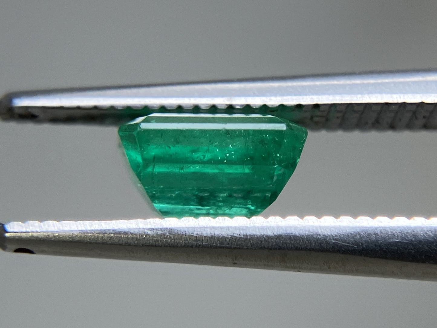 エメラルド 1.085ct 中央宝石ソーティング付き  6.59㎜×5.67㎜×4.05㎜  ルース（ 裸石 ） 4553YY