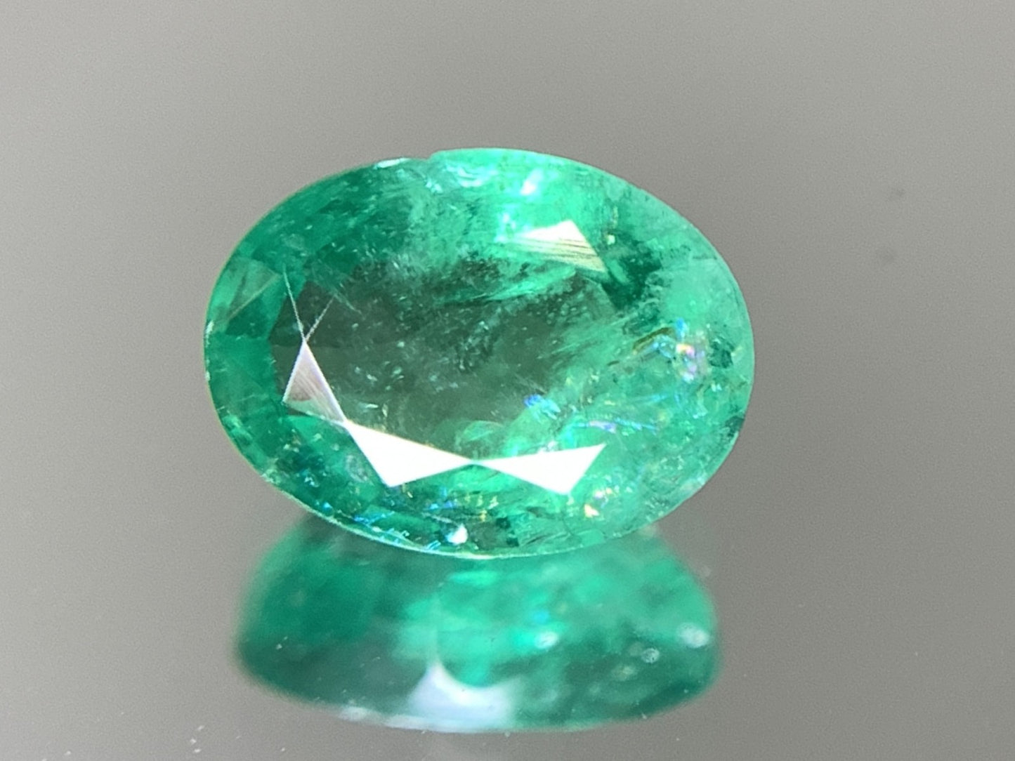 エメラルド 1.269ct 宝石ソーティング付き  7.9㎜×5.9㎜×4.1㎜  ルース（ 裸石 ） 2562Y
