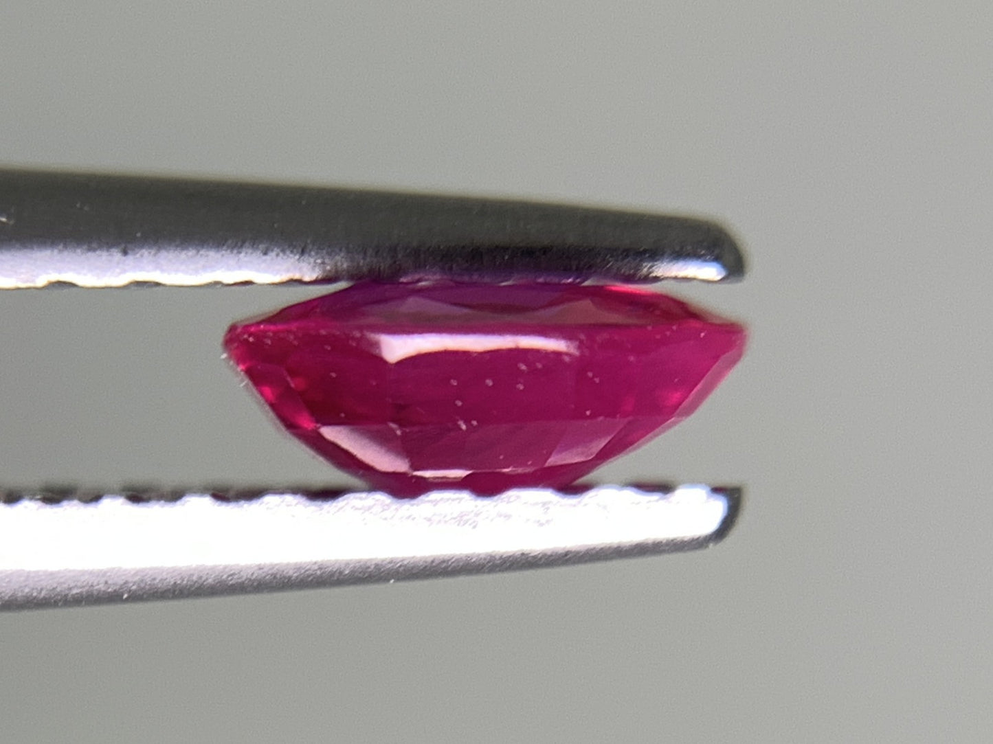 ルビー 天然 0.562ct 宝石ソーティング付き 5.5㎜×4.6㎜×2.2㎜ ルース（ 裸石 ） 8011Y