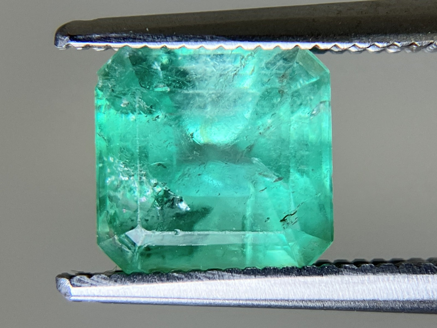 エメラルド 2.120ct 中央宝石ソーティング付き  7.66㎜×7.42㎜×5.77㎜  ルース（ 裸石 ） 4510YY