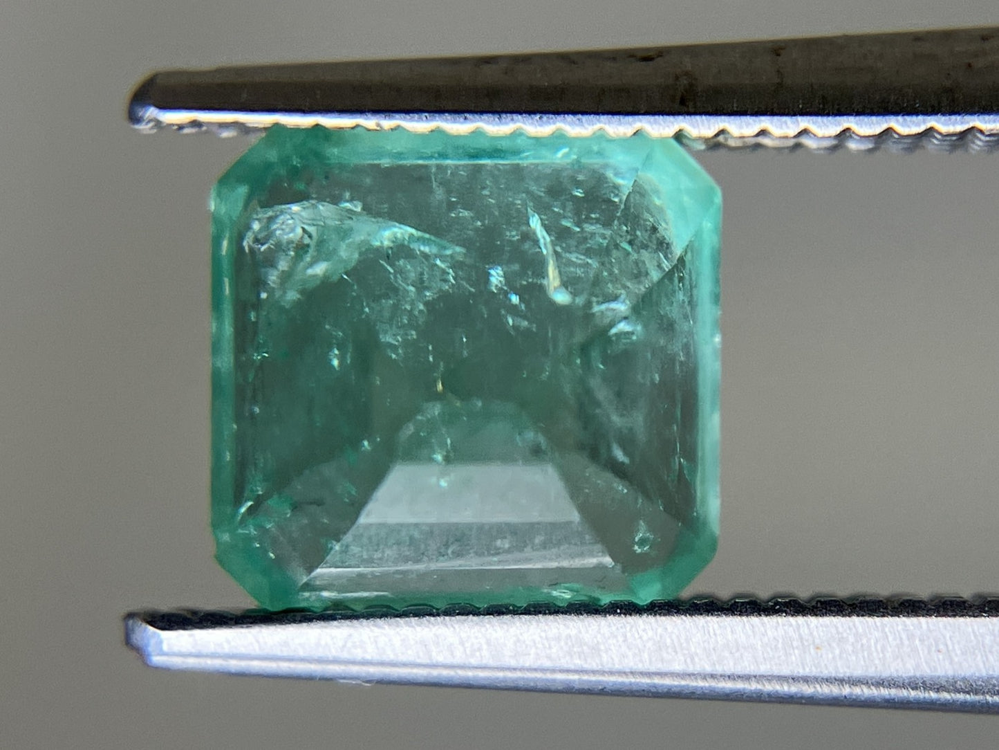 エメラルド 2.120ct 中央宝石ソーティング付き  7.66㎜×7.42㎜×5.77㎜  ルース（ 裸石 ） 4510YY