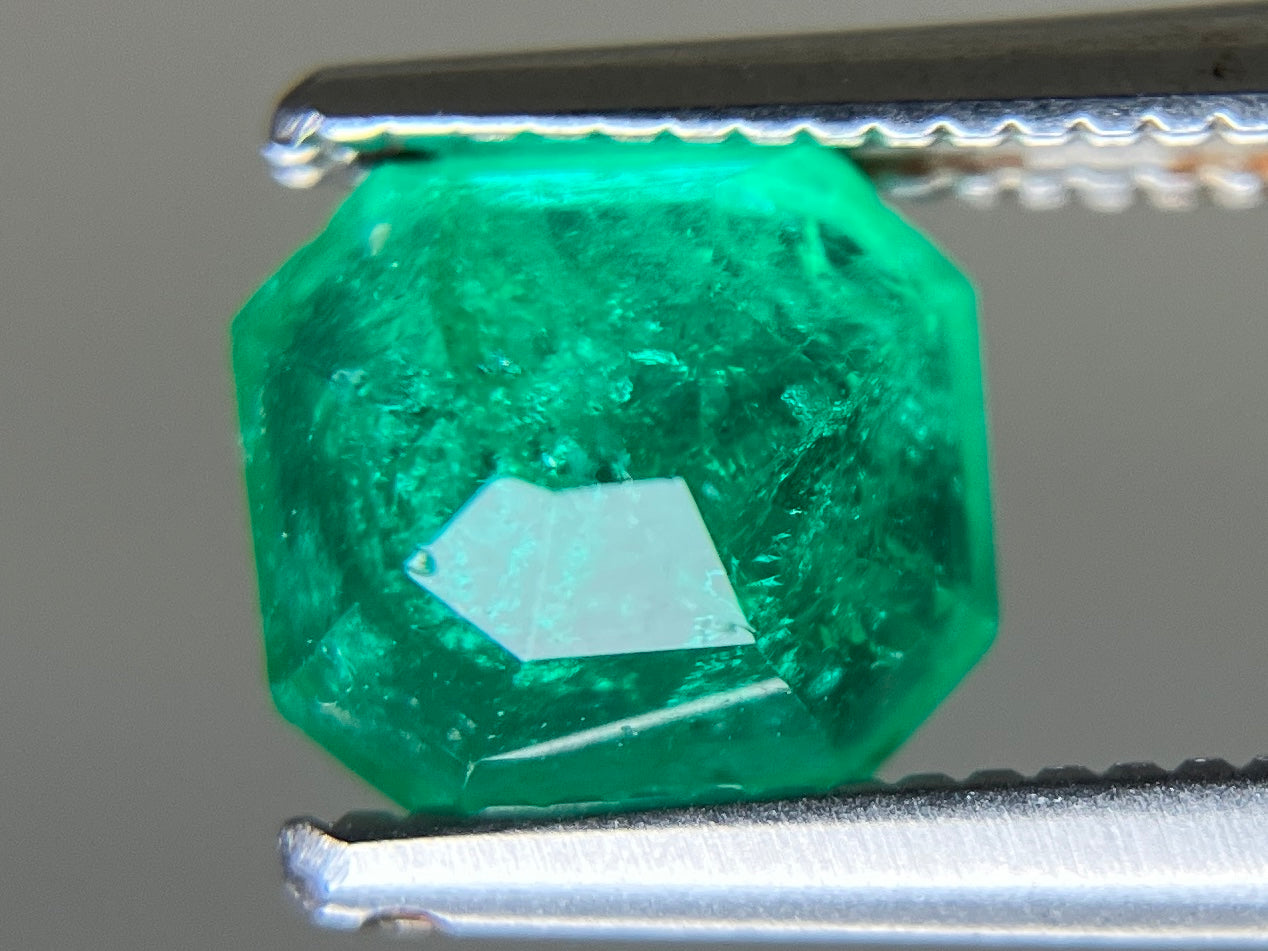 エメラルド 天然 1.108ct 中央宝石ソーティング付き 6.56㎜×5.92㎜×4.20㎜ ルース（ 裸石 ） 7589YY