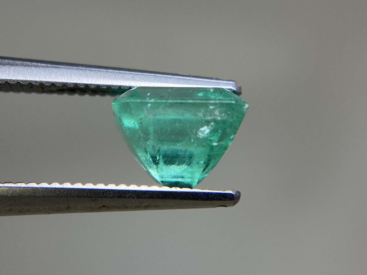 エメラルド 2.120ct 中央宝石ソーティング付き  7.66㎜×7.42㎜×5.77㎜  ルース（ 裸石 ） 4510YY