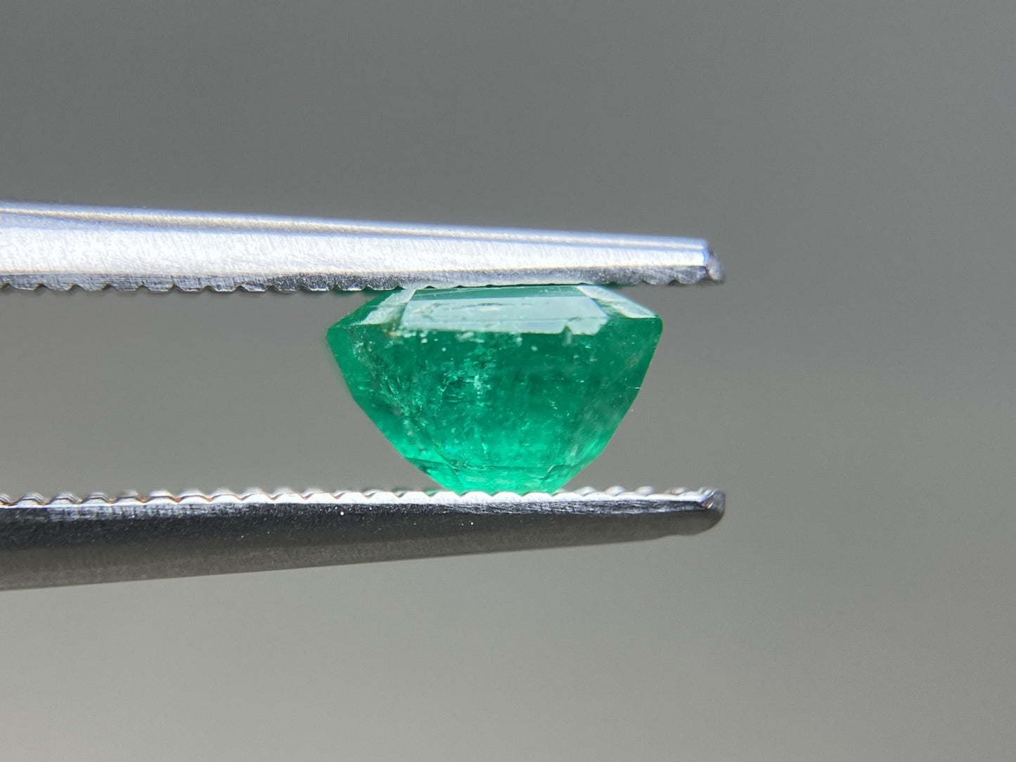 エメラルド 天然 1.108ct 中央宝石ソーティング付き 6.56㎜×5.92㎜×4.20㎜ ルース（ 裸石 ） 7589YY