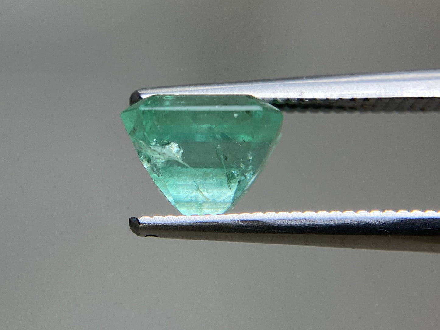 エメラルド 2.120ct 中央宝石ソーティング付き  7.66㎜×7.42㎜×5.77㎜  ルース（ 裸石 ） 4510YY