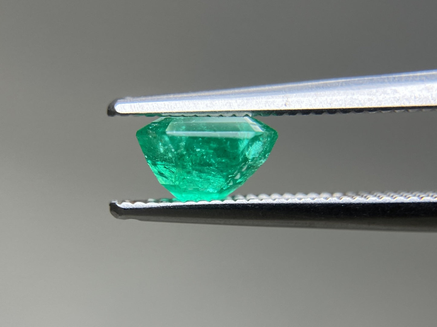 エメラルド 天然 1.108ct 中央宝石ソーティング付き 6.56㎜×5.92㎜×4.20㎜ ルース（ 裸石 ） 7589YY