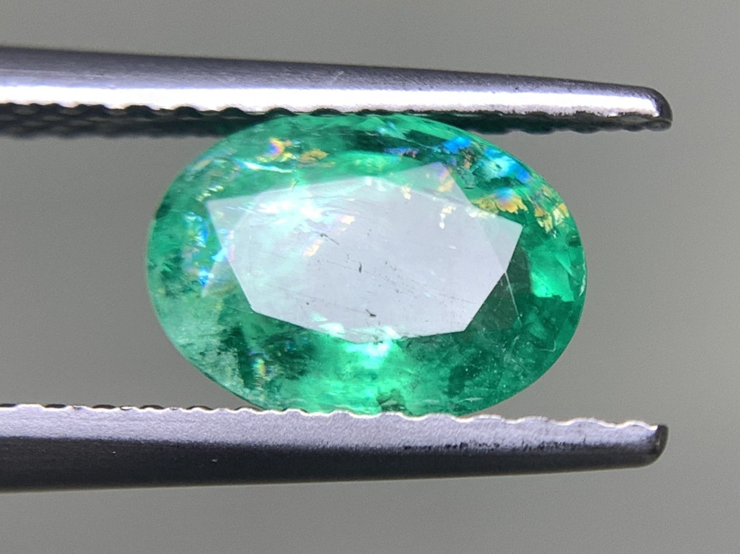 エメラルド 1.269ct 宝石ソーティング付き  7.9㎜×5.9㎜×4.1㎜  ルース（ 裸石 ） 2562Y