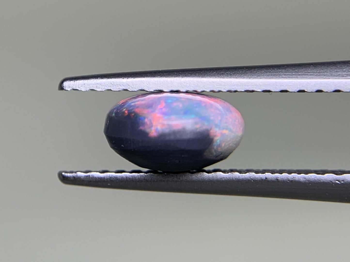 ブラックオパール  1.576ct  中央宝石ソーティング付き  8.7㎜×7.4㎜×4.1㎜  ルース（ 裸石 ） 3761Y