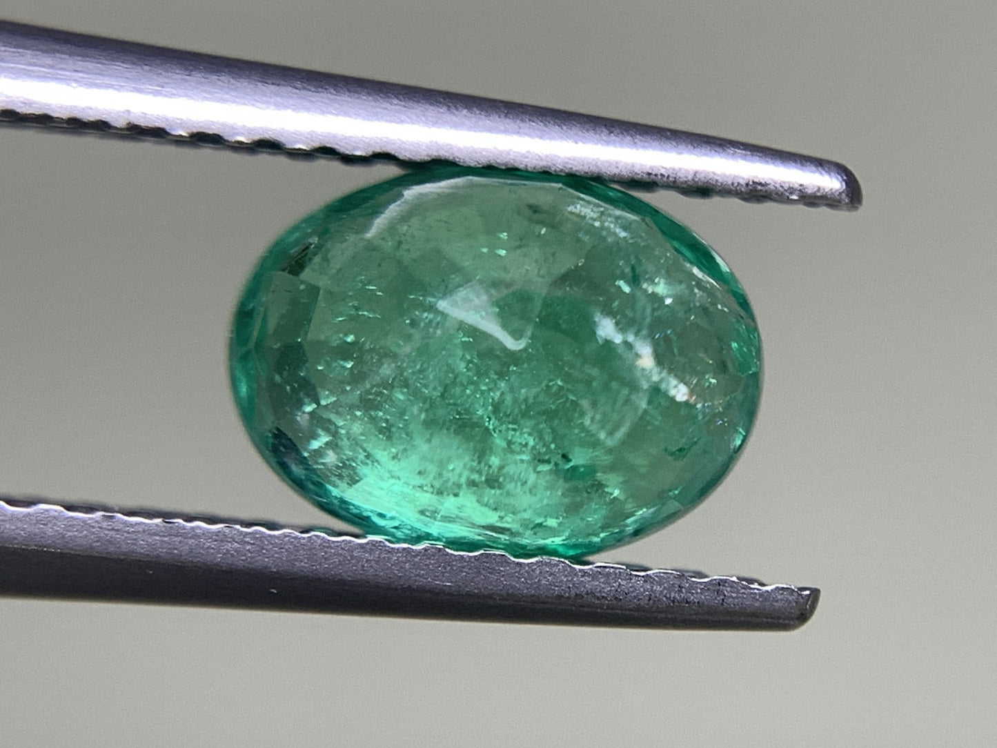 エメラルド 1.269ct 宝石ソーティング付き  7.9㎜×5.9㎜×4.1㎜  ルース（ 裸石 ） 2562Y