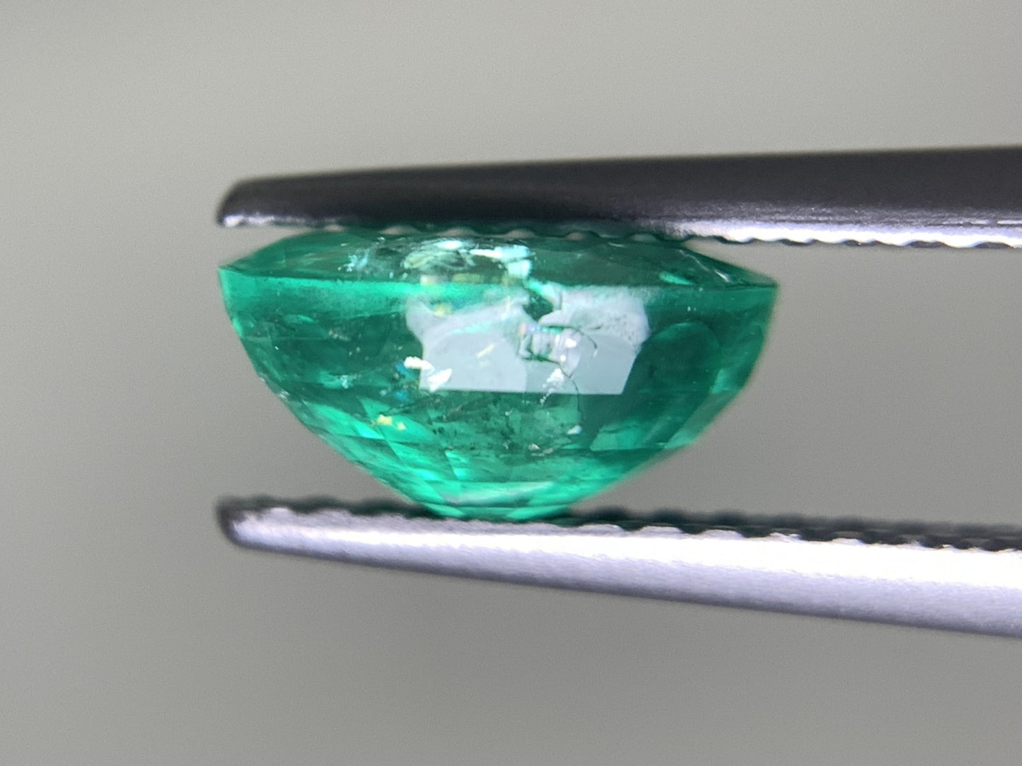 エメラルド 1.269ct 宝石ソーティング付き  7.9㎜×5.9㎜×4.1㎜  ルース（ 裸石 ） 2562Y