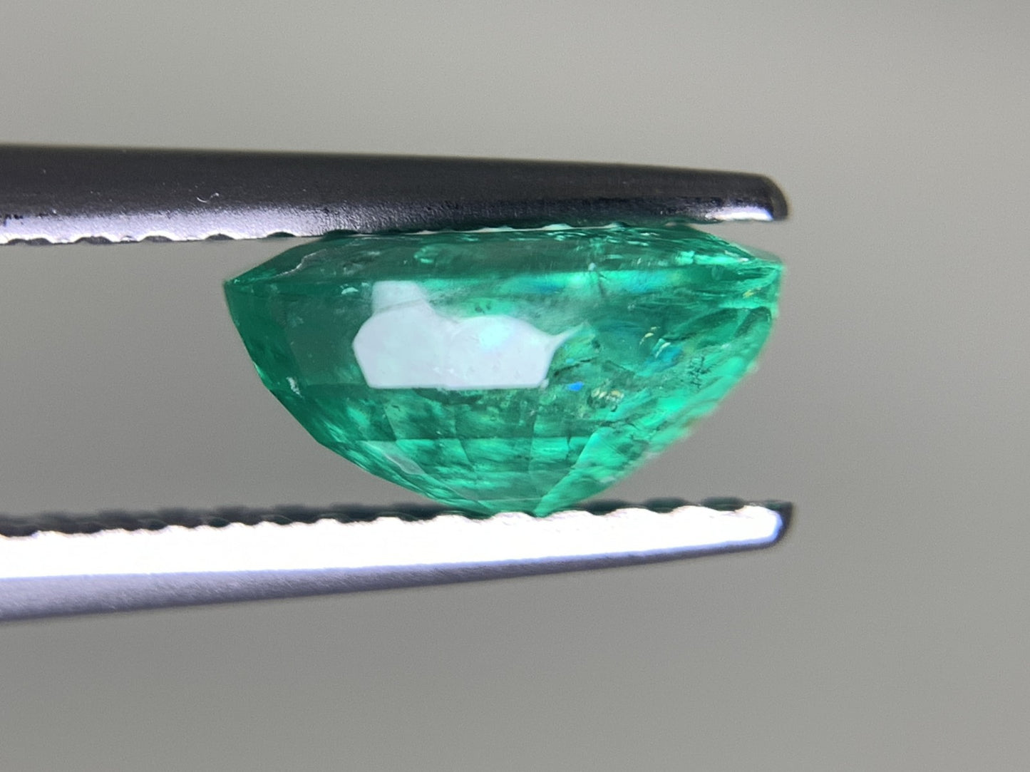 エメラルド 1.269ct 宝石ソーティング付き  7.9㎜×5.9㎜×4.1㎜  ルース（ 裸石 ） 2562Y