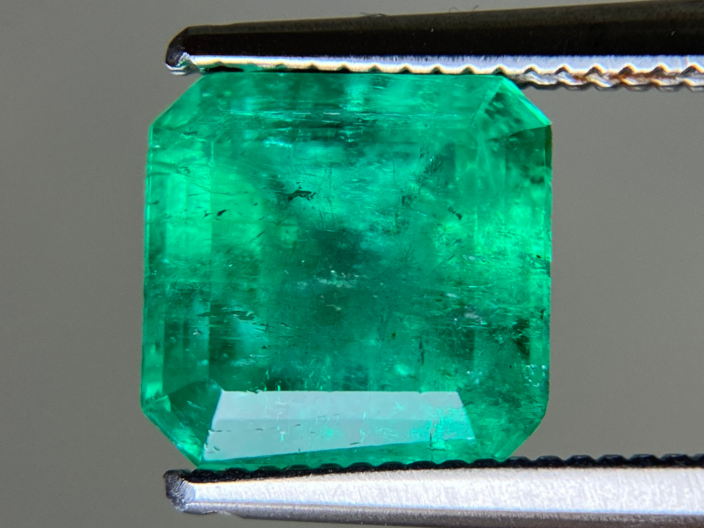 エメラルド 天然 2.415ct 中央宝石ソーティング付き 7.96㎜×7.84㎜×5.95㎜ ルース（ 裸石 ） 7621YY