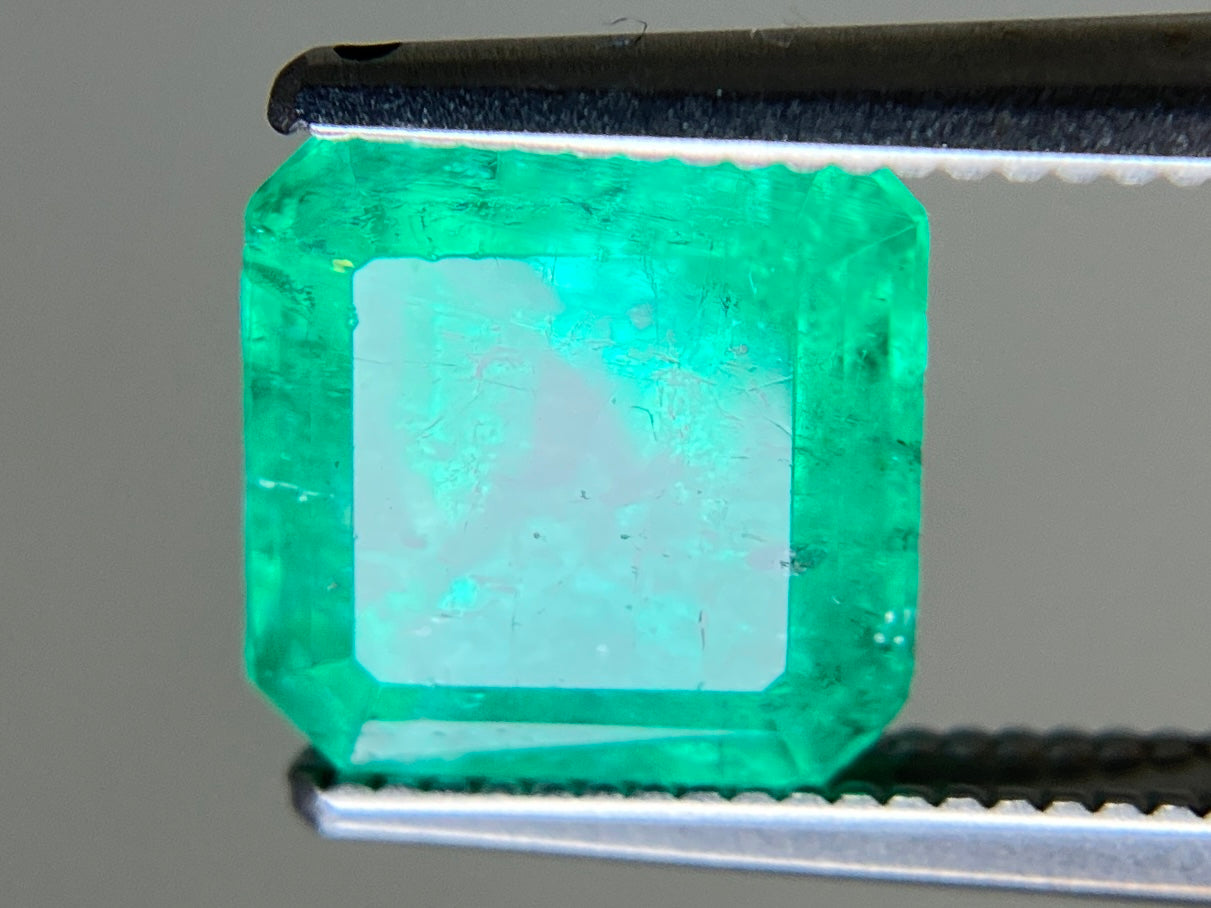 エメラルド 天然 2.415ct 中央宝石ソーティング付き 7.96㎜×7.84㎜×5.95㎜ ルース（ 裸石 ） 7621YY