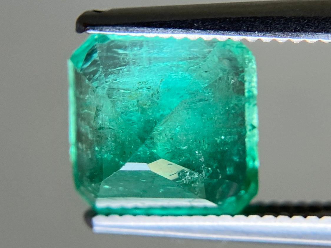 エメラルド 天然 2.415ct 中央宝石ソーティング付き 7.96㎜×7.84㎜×5.95㎜ ルース（ 裸石 ） 7621YY