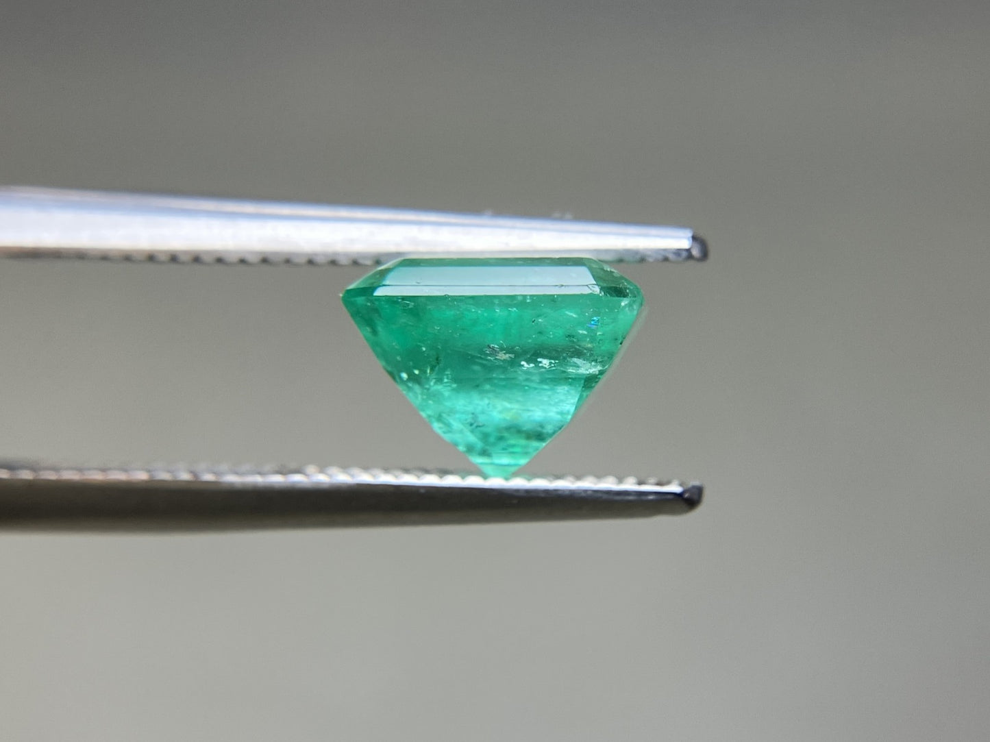 エメラルド 天然 2.415ct 中央宝石ソーティング付き 7.96㎜×7.84㎜×5.95㎜ ルース（ 裸石 ） 7621YY