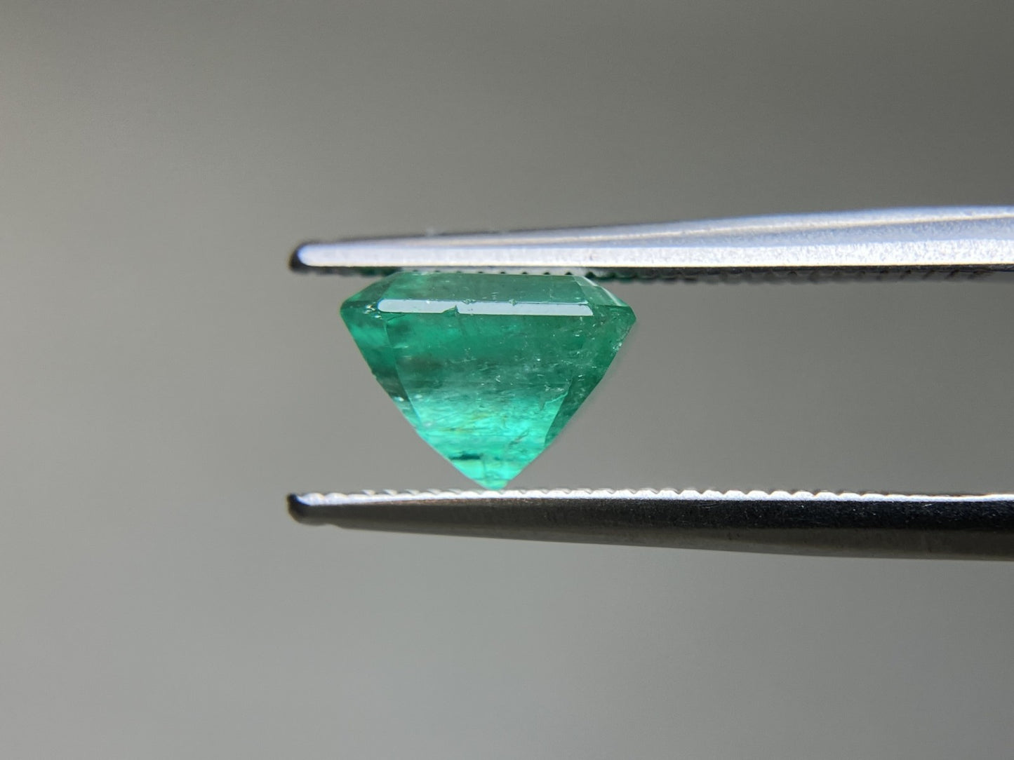 エメラルド 天然 2.415ct 中央宝石ソーティング付き 7.96㎜×7.84㎜×5.95㎜ ルース（ 裸石 ） 7621YY