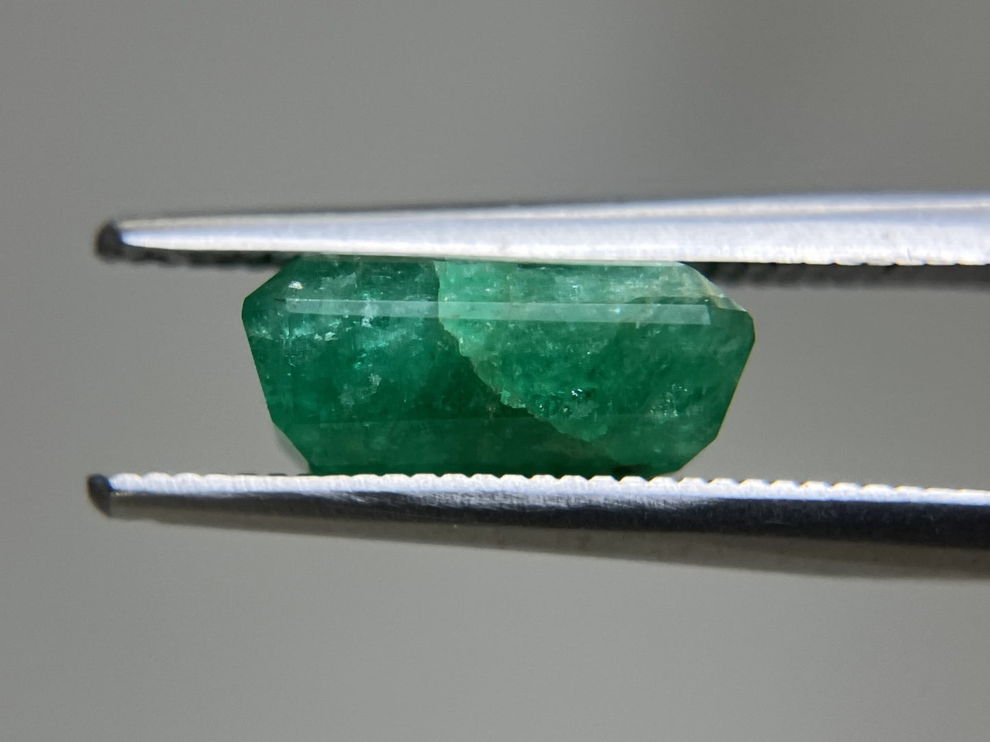 エメラルド 2.774ct 中央宝石ソーティング付き 10.23㎜×6.60㎜×4.52㎜ ルース（ 裸石 ） 4652YY