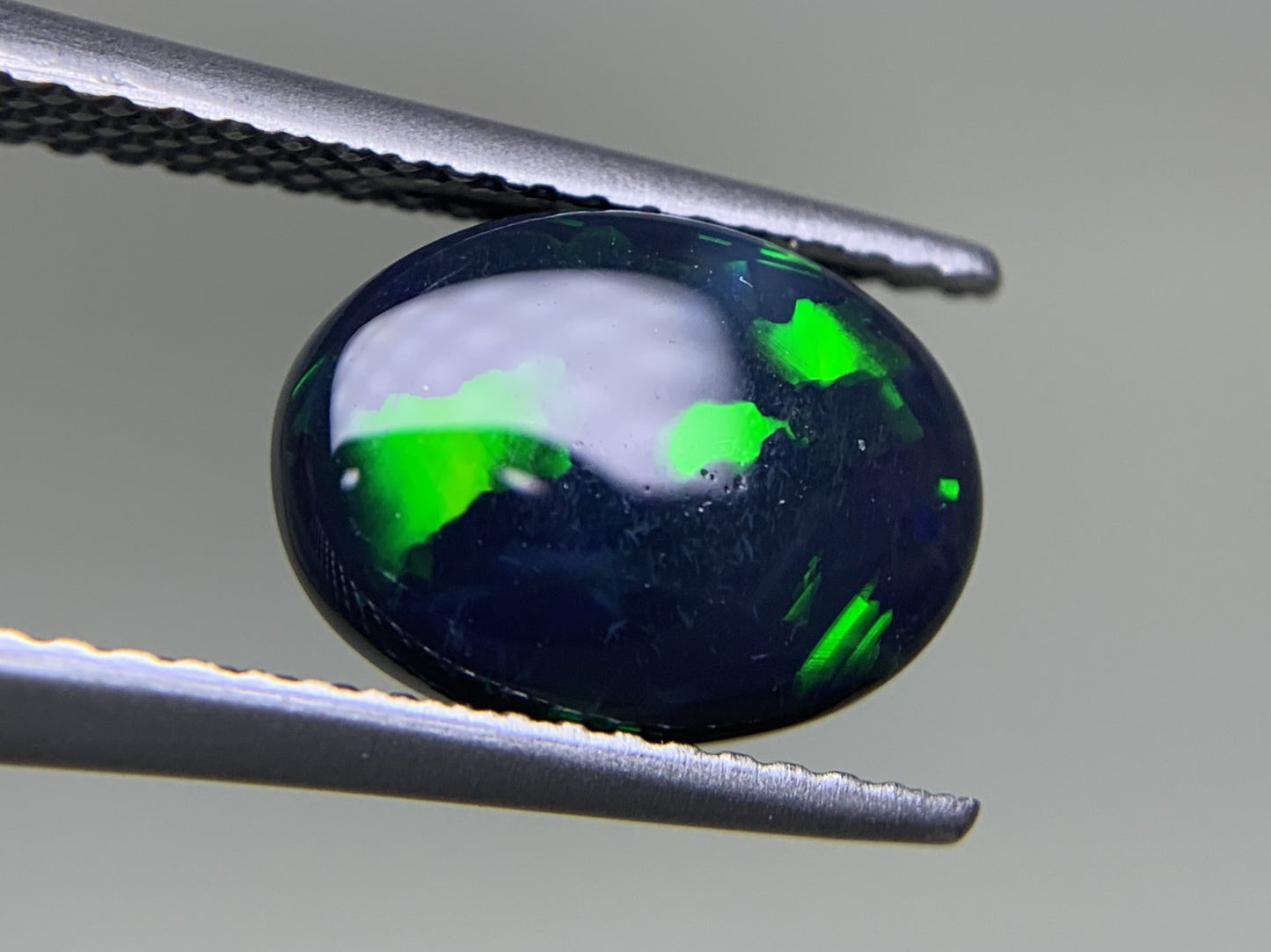 ブラックオパール  2.336ct  中央宝石ソーティング付き  10.9㎜×8.2㎜×4.2㎜  ルース（ 裸石 ） 3736Y