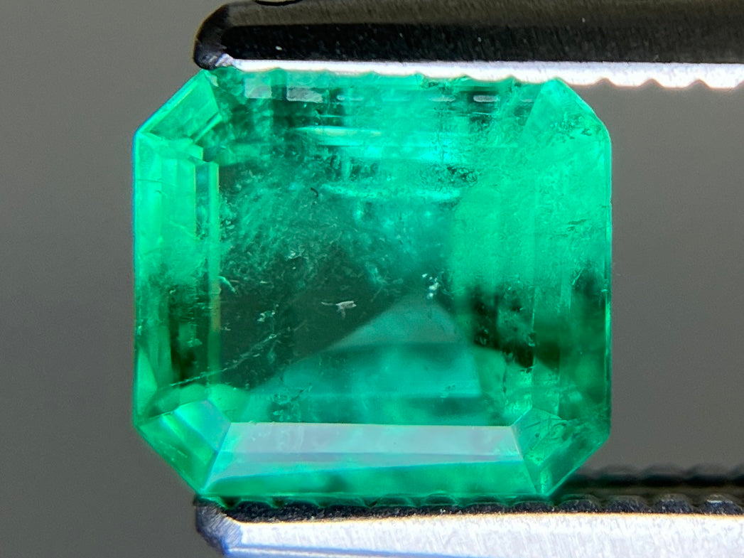 エメラルド 天然 0.889ct 中央宝石ソーティング付き 6.23㎜×5.65㎜×3.63㎜ ルース（ 裸石 ） 7637YY