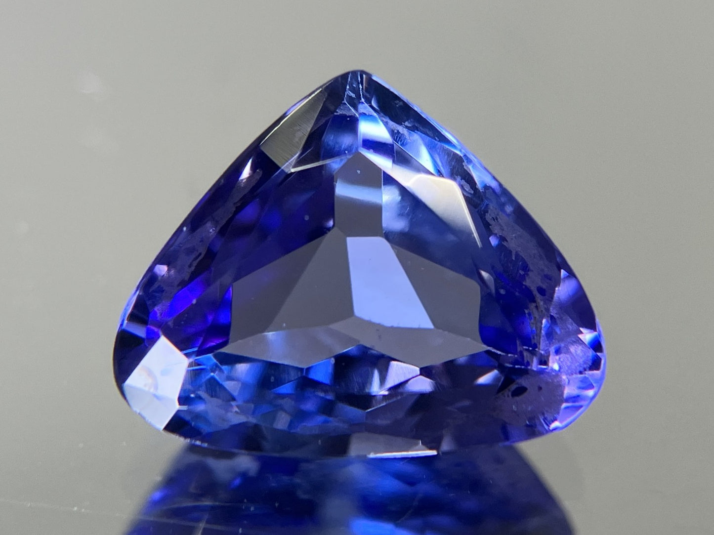 タンザナイト 2.338ct  宝石ソーティング付き  9.9㎜×7.7㎜×4.1㎜  天然 ルース（ 裸石 ） 4406YY