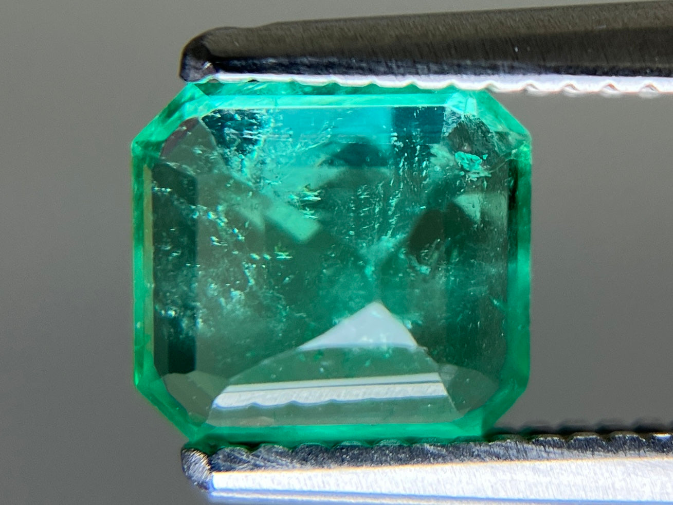 エメラルド 天然 0.889ct 中央宝石ソーティング付き 6.23㎜×5.65㎜×3.63㎜ ルース（ 裸石 ） 7637YY