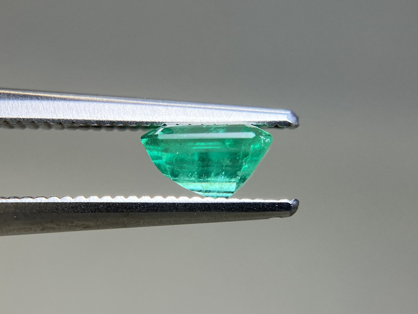 エメラルド 天然 0.889ct 中央宝石ソーティング付き 6.23㎜×5.65㎜×3.63㎜ ルース（ 裸石 ） 7637YY