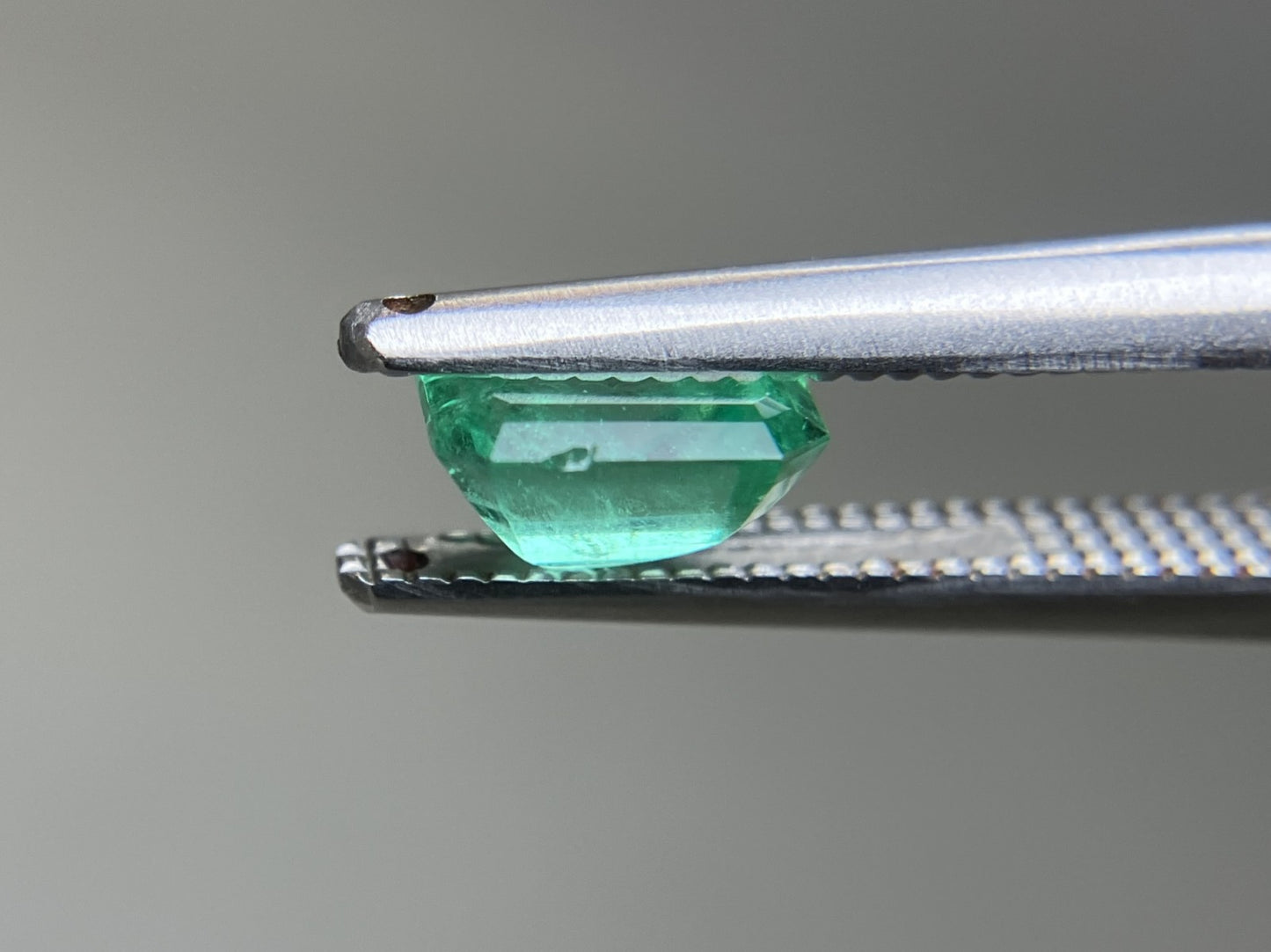 エメラルド 天然 0.889ct 中央宝石ソーティング付き 6.23㎜×5.65㎜×3.63㎜ ルース（ 裸石 ） 7637YY