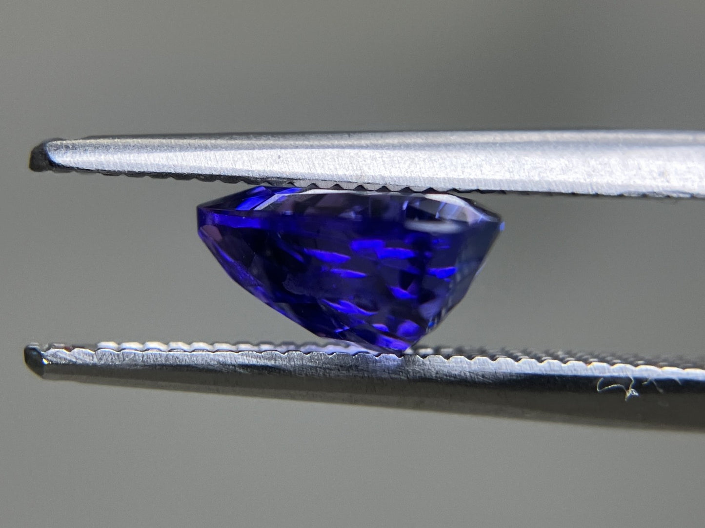 タンザナイト 2.338ct  宝石ソーティング付き  9.9㎜×7.7㎜×4.1㎜  天然 ルース（ 裸石 ） 4406YY