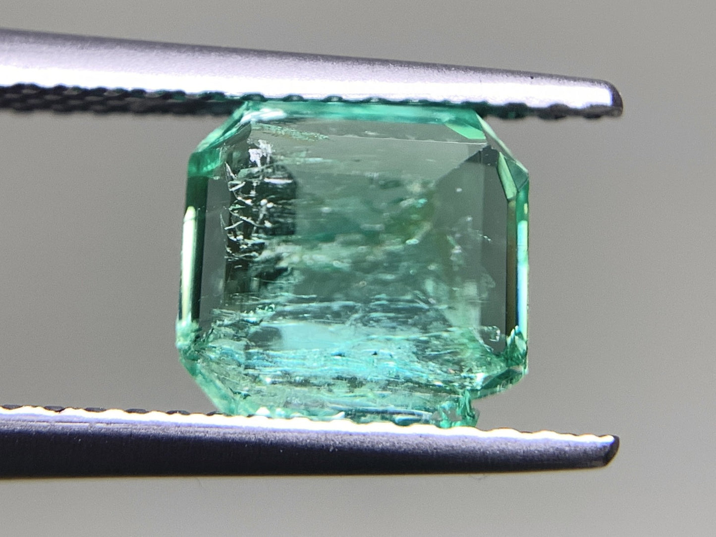 エメラルド 1.604ct 宝石ソーティング付き  7.4㎜×7.1㎜×4.5㎜  ルース（ 裸石 ） 2561Y