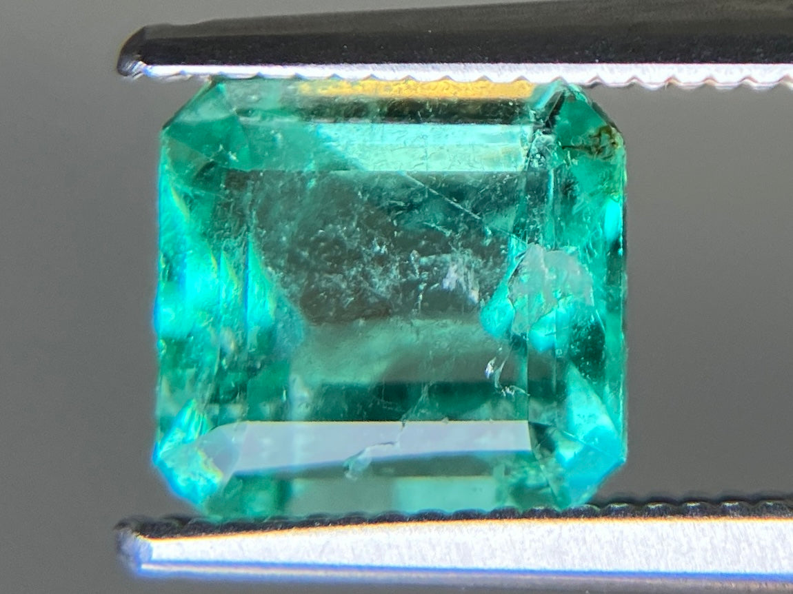 エメラルド 天然 1.850ct 中央宝石ソーティング付き 7.59㎜×7.13㎜×4.93㎜ ルース（ 裸石 ） 7636YY