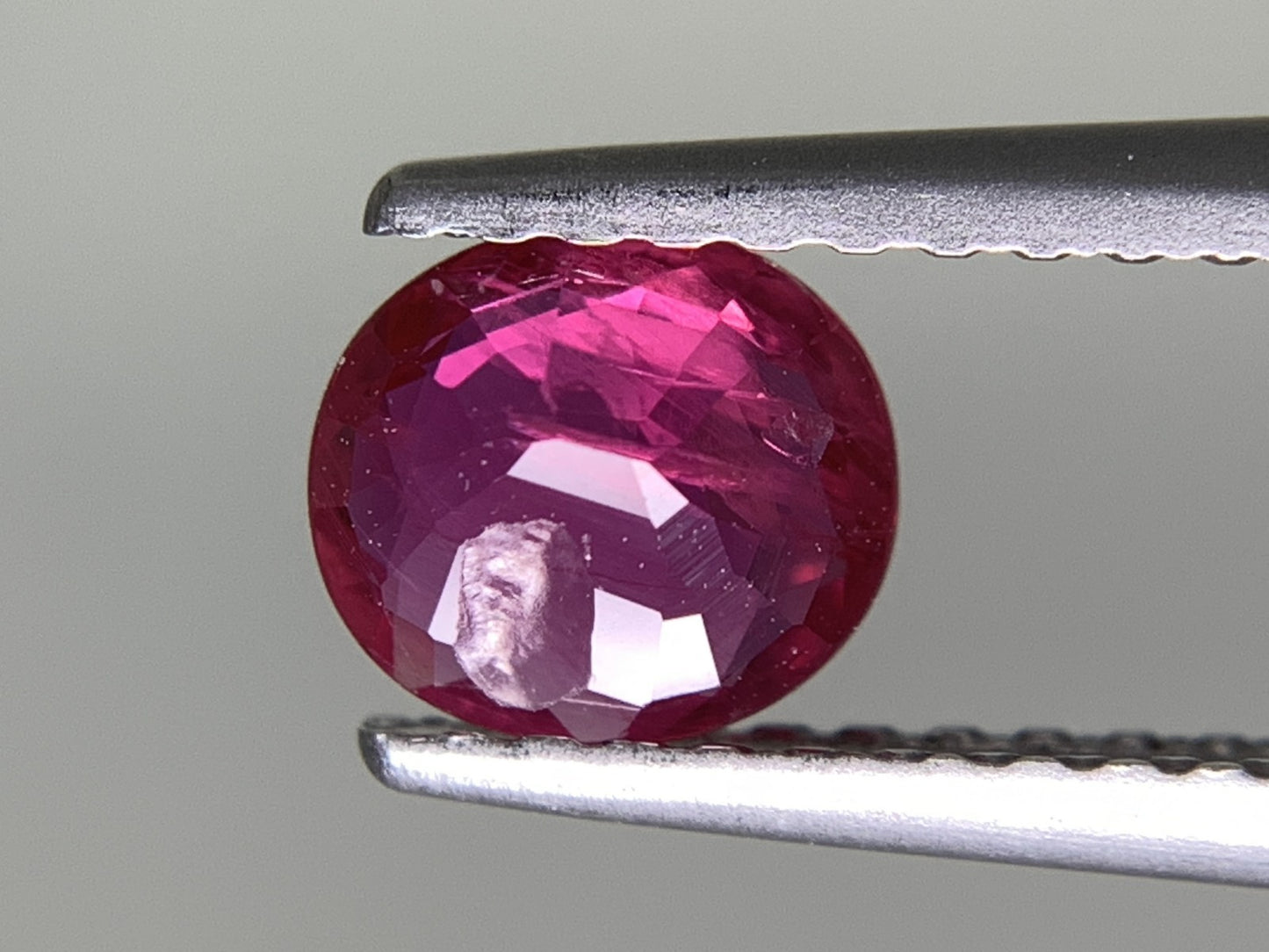 ルビー 天然 0.626ct 宝石ソーティング付き 5.7㎜×5.1㎜×2.2㎜ ルース（ 裸石 ） 8012Y