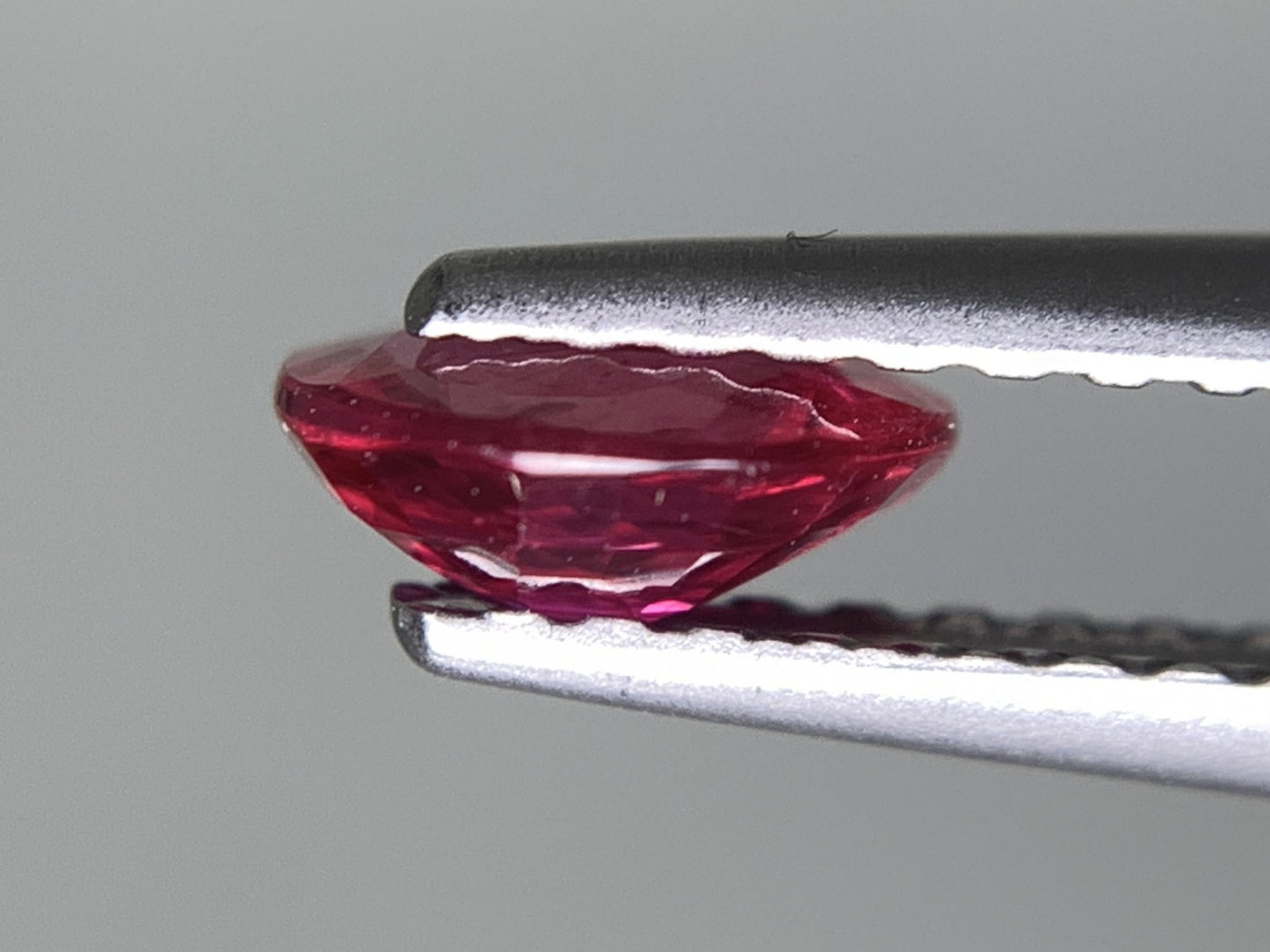 ルビー 天然 0.626ct 宝石ソーティング付き 5.7㎜×5.1㎜×2.2㎜ ルース（ 裸石 ） 8012Y