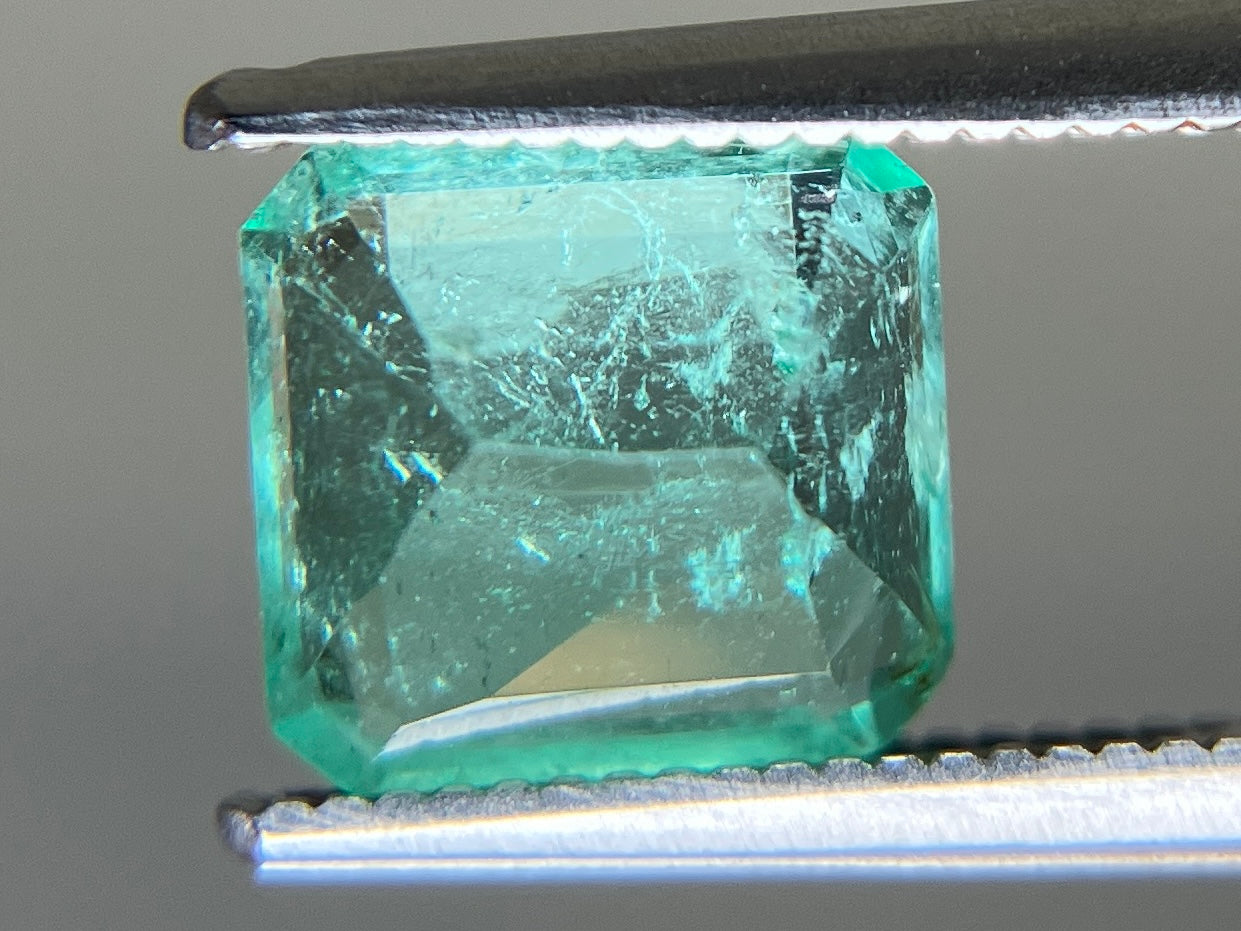 エメラルド 天然 1.850ct 中央宝石ソーティング付き 7.59㎜×7.13㎜×4.93㎜ ルース（ 裸石 ） 7636YY
