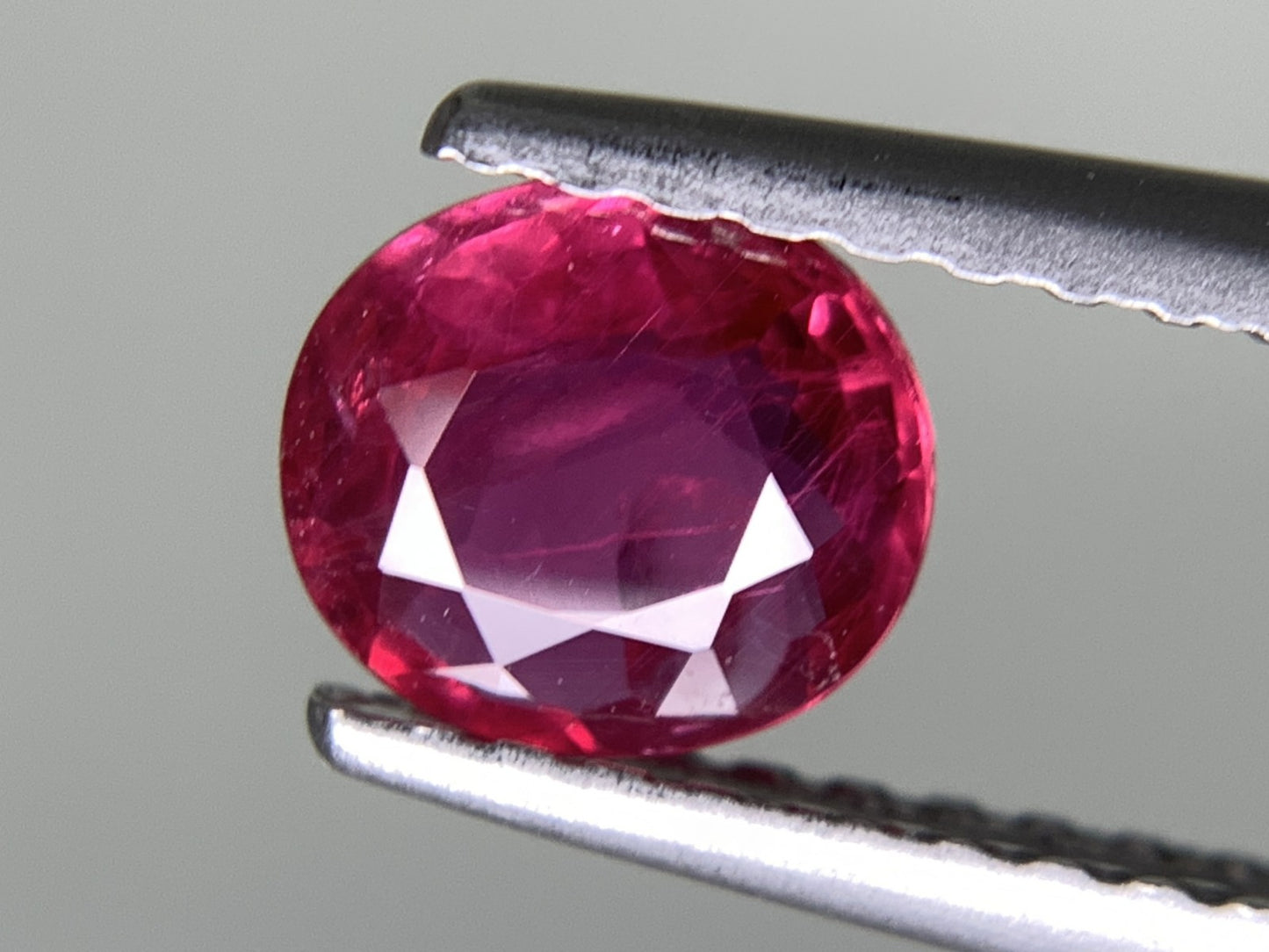 ルビー 天然 0.626ct 宝石ソーティング付き 5.7㎜×5.1㎜×2.2㎜ ルース（ 裸石 ） 8012Y