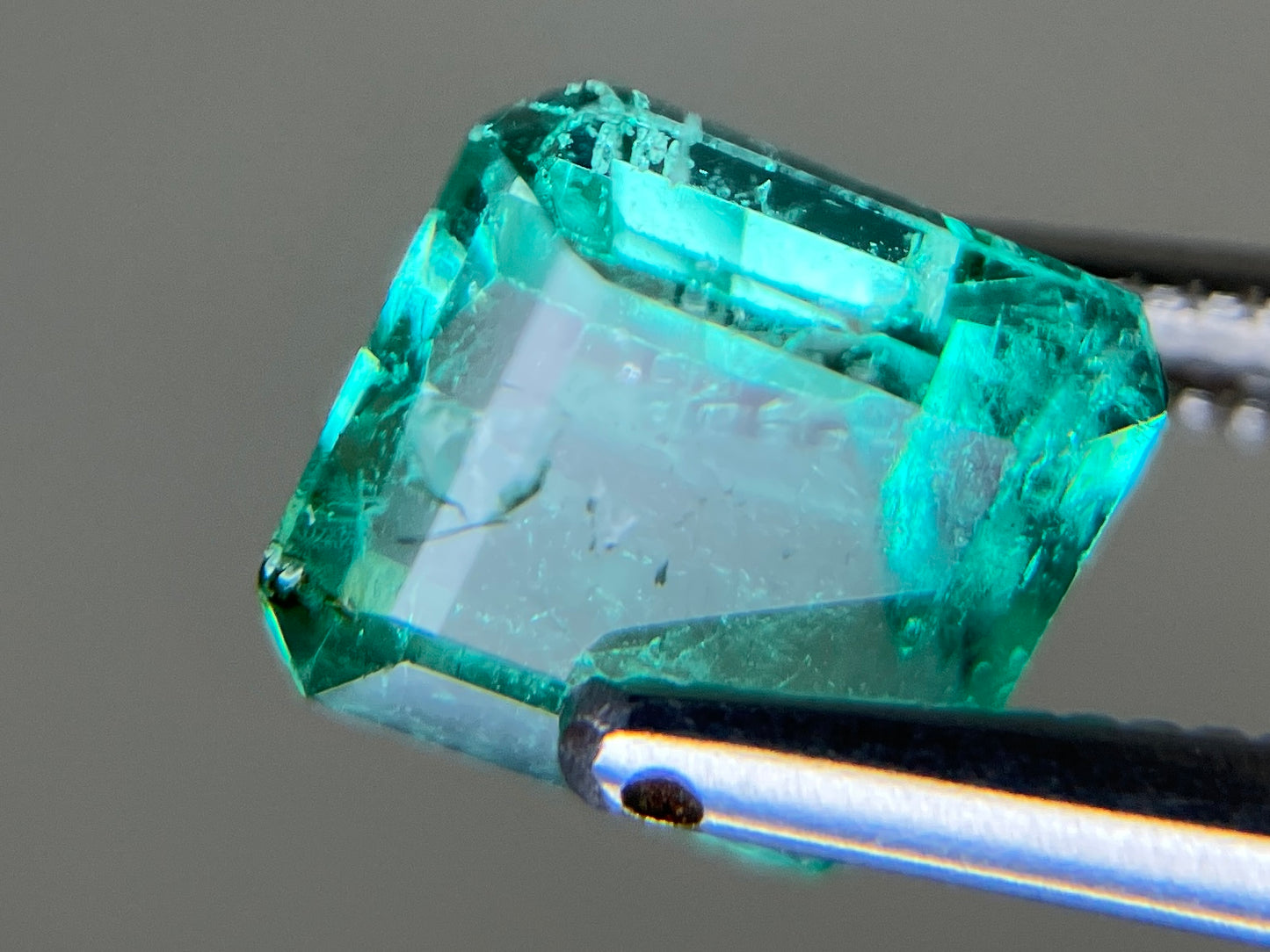 エメラルド 天然 1.850ct 中央宝石ソーティング付き 7.59㎜×7.13㎜×4.93㎜ ルース（ 裸石 ） 7636YY