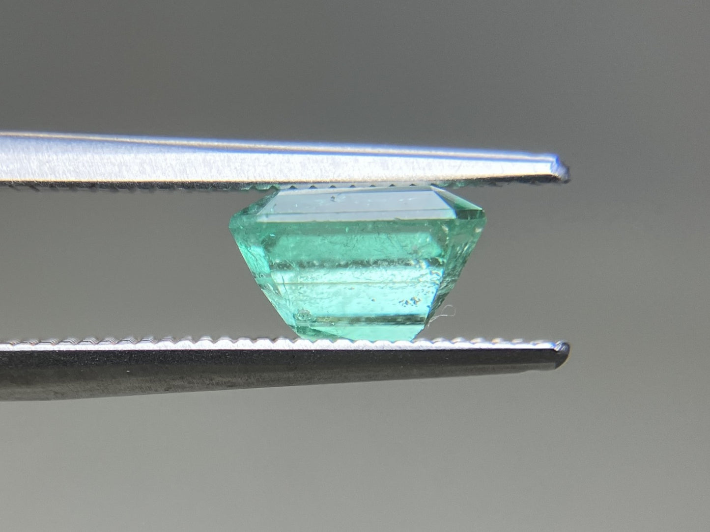 エメラルド 天然 1.850ct 中央宝石ソーティング付き 7.59㎜×7.13㎜×4.93㎜ ルース（ 裸石 ） 7636YY