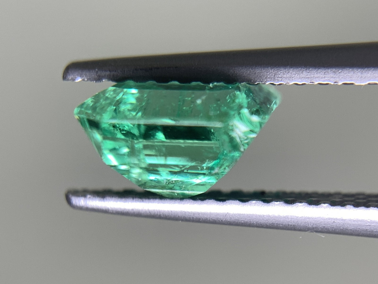 エメラルド 1.604ct 宝石ソーティング付き  7.4㎜×7.1㎜×4.5㎜  ルース（ 裸石 ） 2561Y